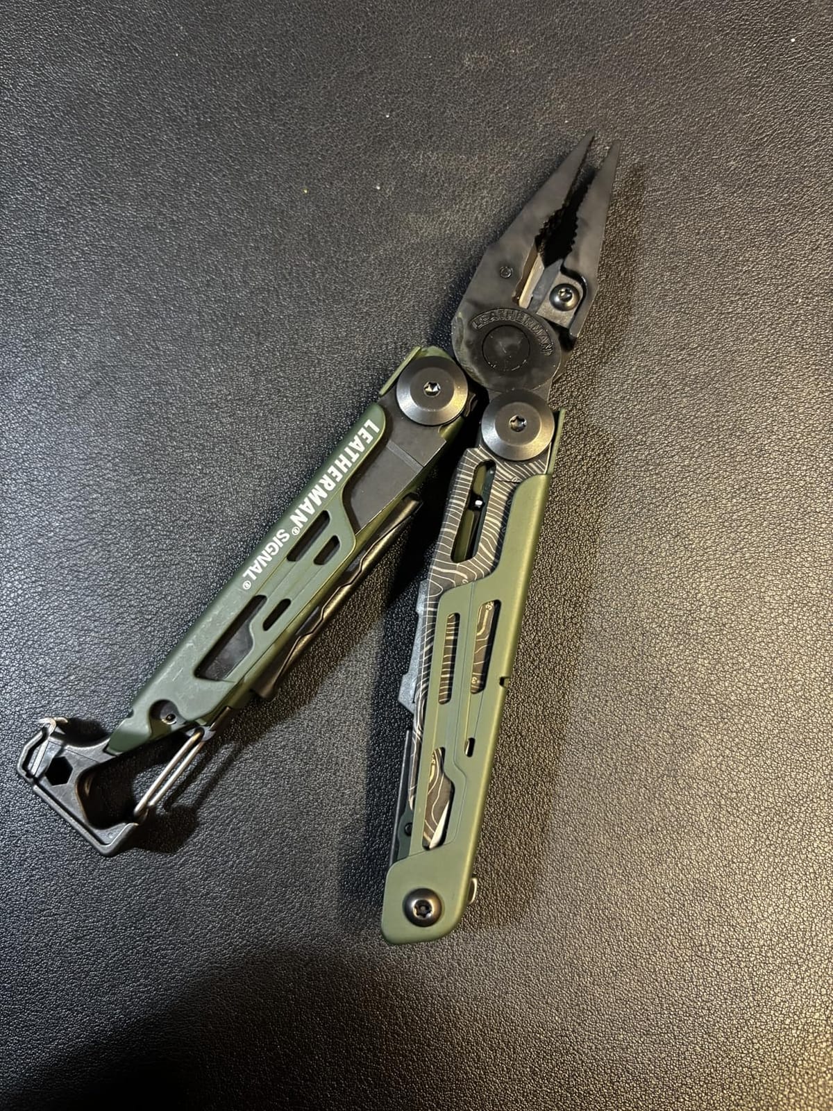 LEATHERMAN Signal 19-in-1 Multi-Tool, Coyote Tan | Ferrocerium Fire Starter, Emergency Whistle & Diamond-Coated Sharpener for Camping, Hiking & Survival, Made in USA customer photo 1