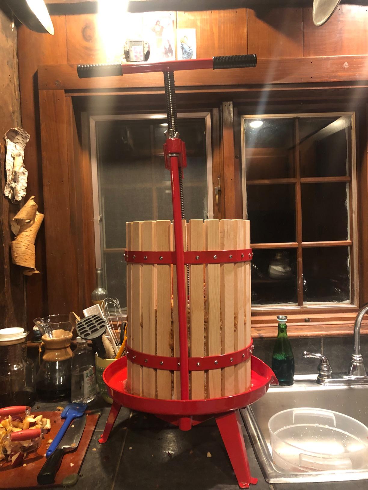 SQUEEZE master Fruit Wine Cider Press - Solid Wood Basket- 4.75 Gallon/18L-T Handle Bar-More Stable-Vintage traditional juicer,Apple Grape Fruit press for Juice Maker-1 free filter bag included(Red) customer photo 1