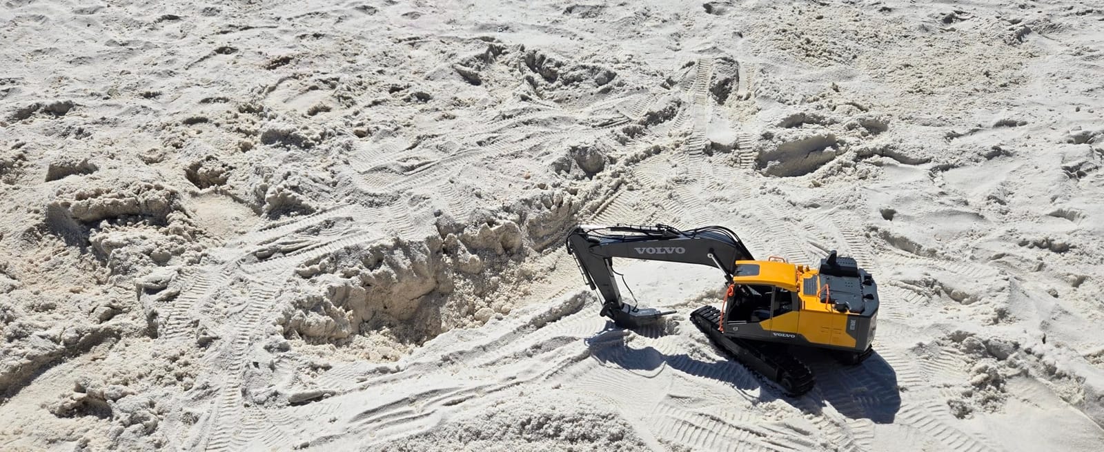 Volvo 1:16 Scale Remote Control Excavator, 17 Channel 3-in-1 Construction Toy with Metal Shovel, Drill, Grab & Lights, 2.4GHz Full Function Digger for Outdoor Sandbox, Gift for Kids & Adults customer photo 2
