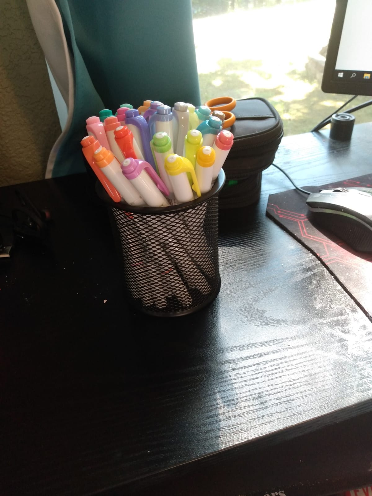 Amazon Basics Wire Mesh Pen Holder, Pencil Cup Desk Organizer for Stationery, Scissors, Office Caddy Storage, 3.7