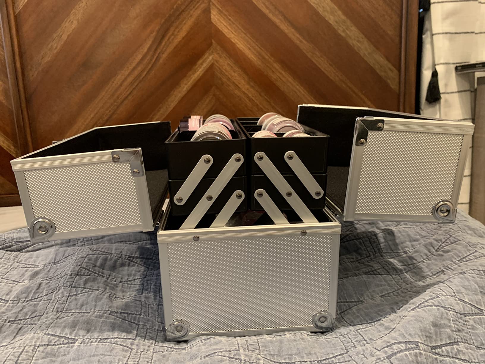 FRENESSA Makeup Train Case Makeup Organizer Box Portable Cosmetic Travel Case with Lock 4 Trays Aluminum Hard Vanity Box customer photo 2