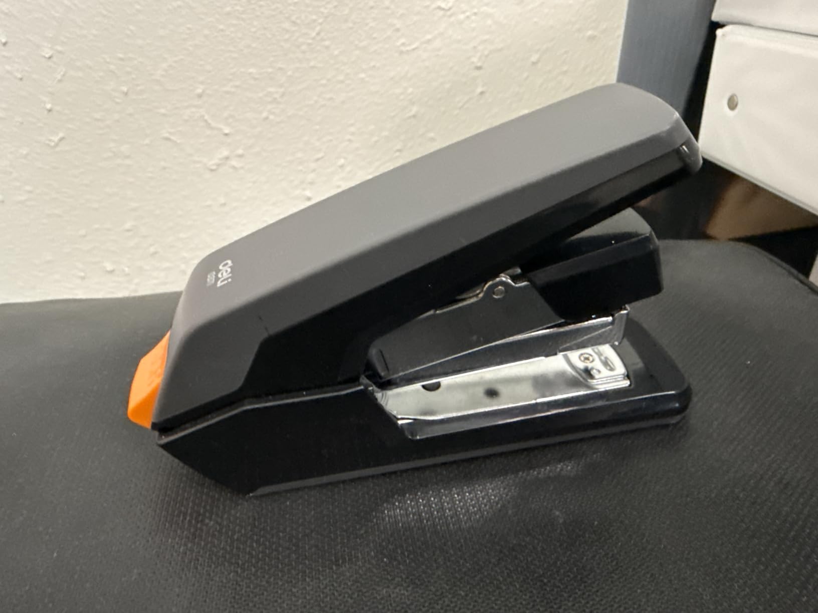 Leven Effortless Desktop Stapler, 40 Sheet Capacity, One Finger Touch Stapling, Easy to Load Ergonomic Heavy Duty Stapler, Includes 1500 Staples and Staple Remover customer photo 1