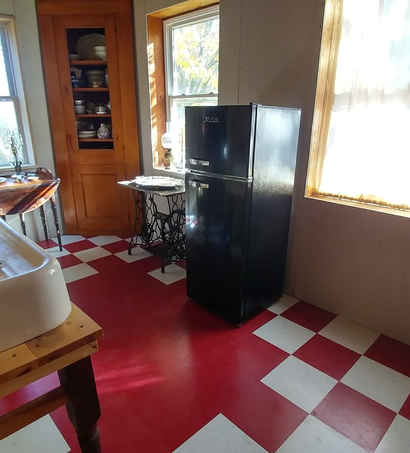Hamilton Beach HBFR786BLACK6COM 2 Door Apartment Size Refrigerator with Freezer, 7.5 cu. ft, Retro Black customer photo 1