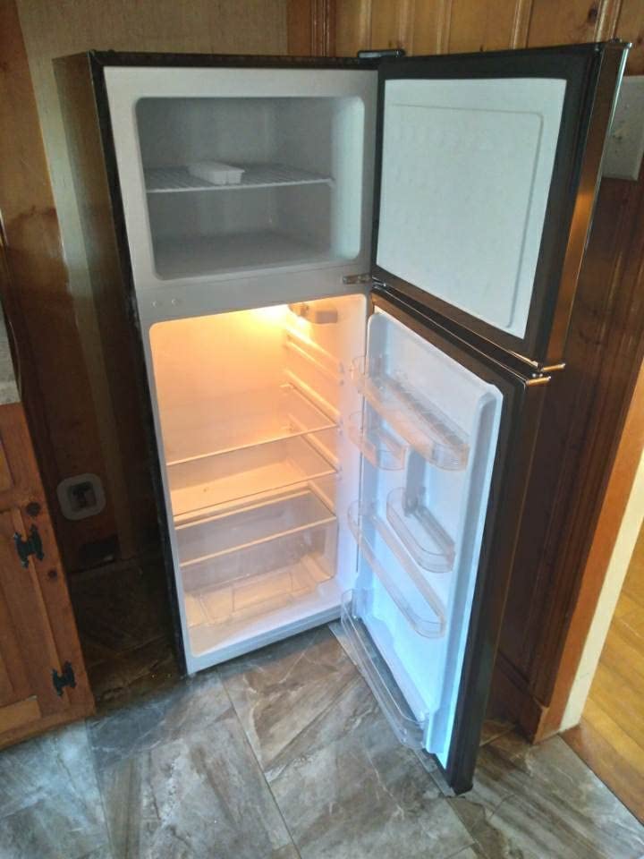 Hamilton Beach HBFR786BLACK6COM 2 Door Apartment Size Refrigerator with Freezer, 7.5 cu. ft, Retro Black customer photo 2