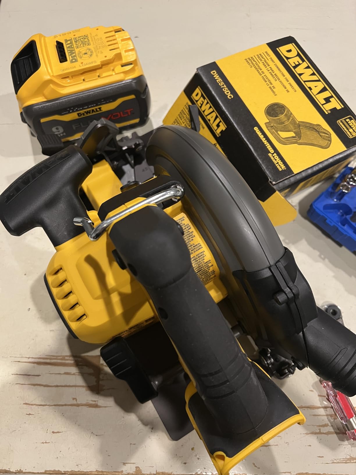 DEWALT FLEXVOLT 60V MAX* Circular Saw with Brake, 7-1/4-Inch, Tool Only (DCS578B) customer photo 1