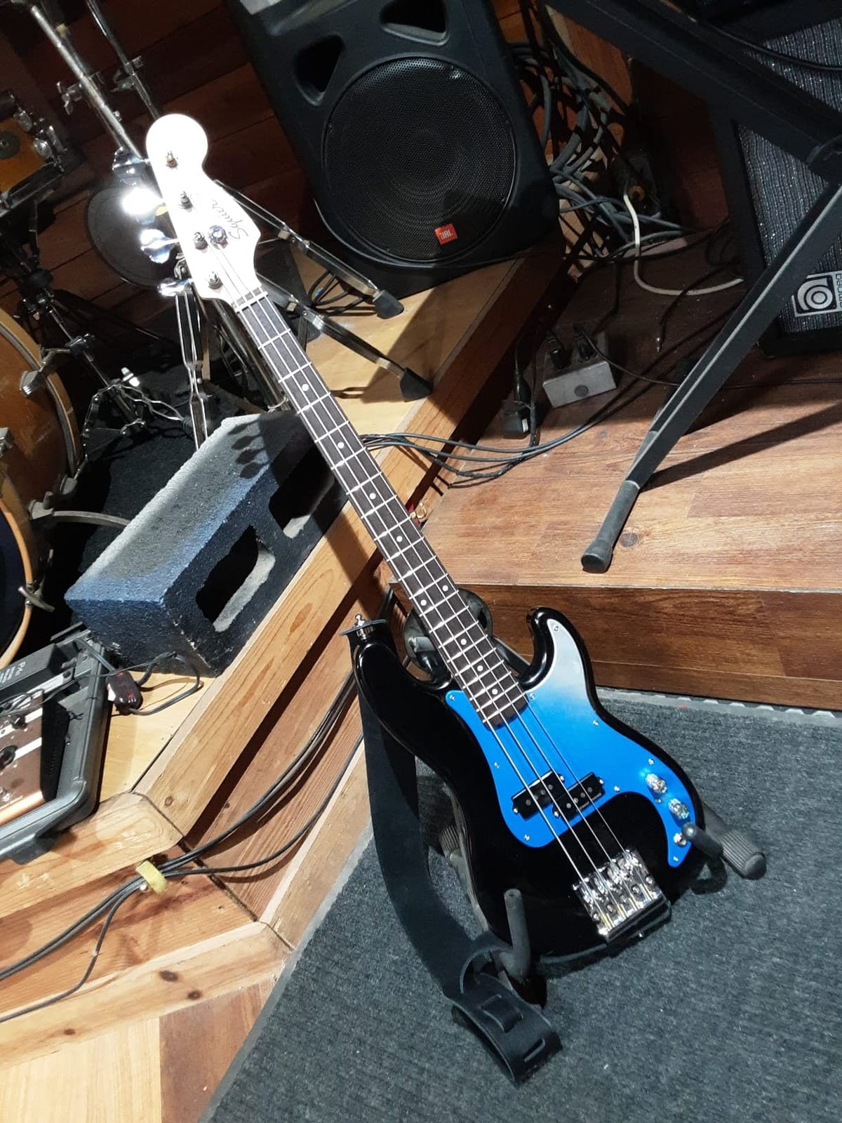 Squier Mini Precision Bass, Black, Laurel Fingerboard | 3/4 size beginner bass guitar, ideal for kids and small players, laurel fingerboard, lightweight short scale neck customer photo 1