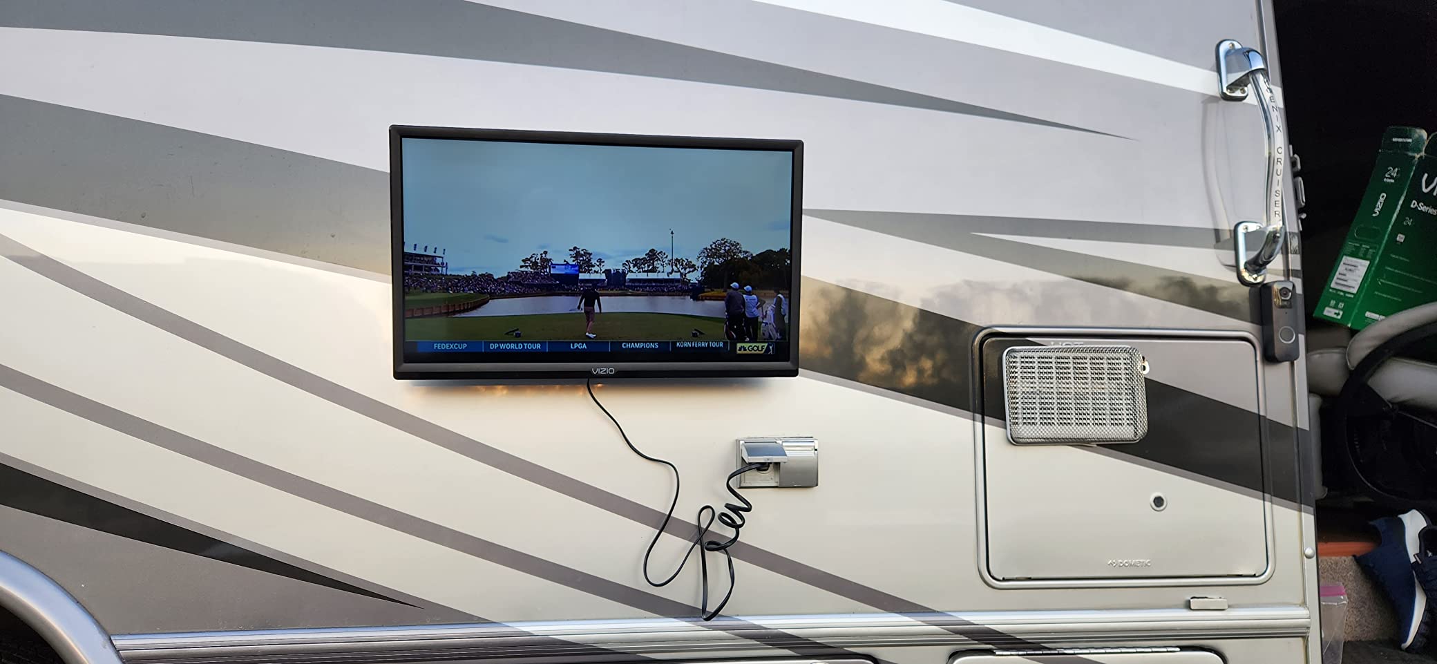 Mount-It! RV TV Wall Mount - Dual Wall Plates - Move TV Between Indoor and Outdoor - Quick-Release Full Motion - Marine-Grade Rustproof Aluminum - 19-43 inch TVs - VESA 75x75-200x200 - 33 lbs - +/-30 Degree Tilt customer photo 2