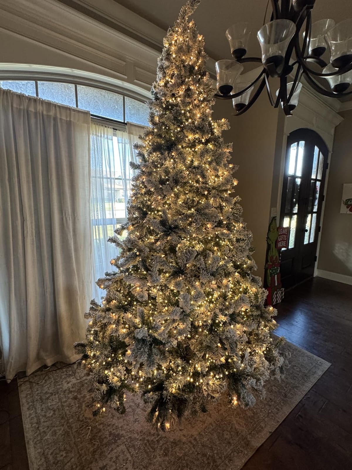 Yaheetech 6ft Snow Flocked Pre-lit Christmas Tree with 250 Warm White Lights, 820 Lush Branch Tips & Quick-Assembly Hinged Design, Full Artificial Xmas Tree for Winter Holiday Decor, Green & White customer photo 1