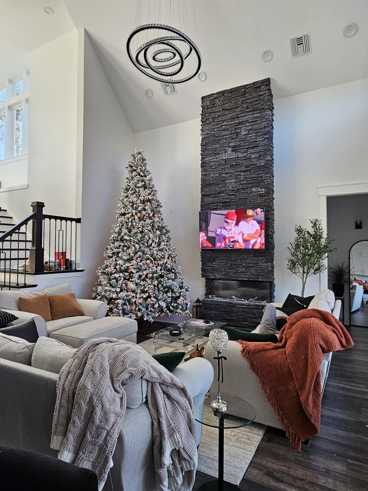 Yaheetech 6ft Snow Flocked Pre-lit Christmas Tree with 250 Warm White Lights, 820 Lush Branch Tips & Quick-Assembly Hinged Design, Full Artificial Xmas Tree for Winter Holiday Decor, Green & White customer photo 2