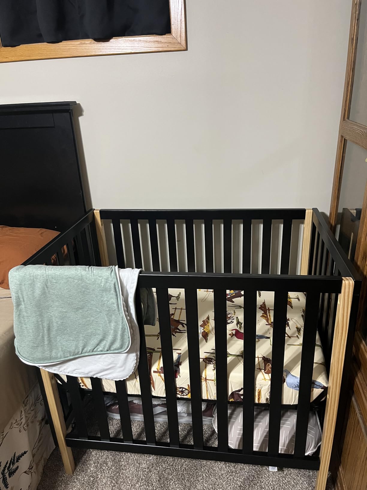 Delta Children Gio Mini Crib with 2.75
