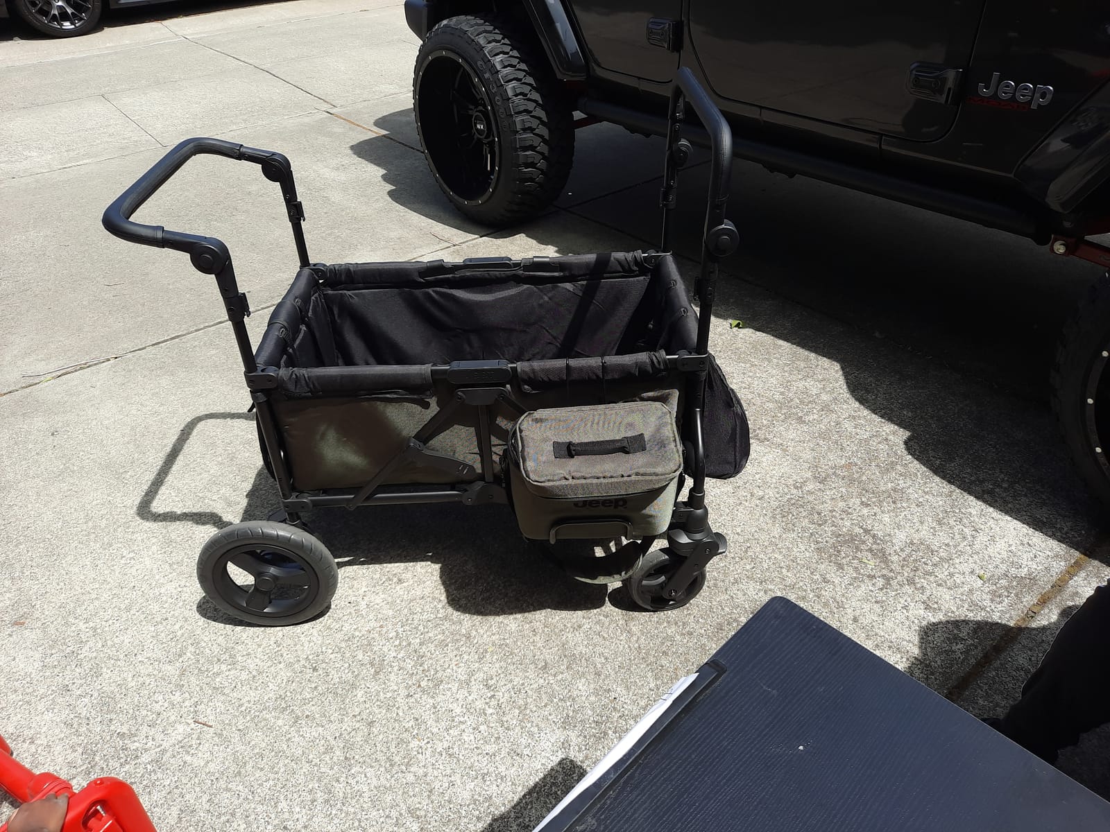 Jeep Deluxe Wrangler Stroller Wagon with Cooler Bag and Parent Organizer by Delta Children, Black/Green customer photo 2