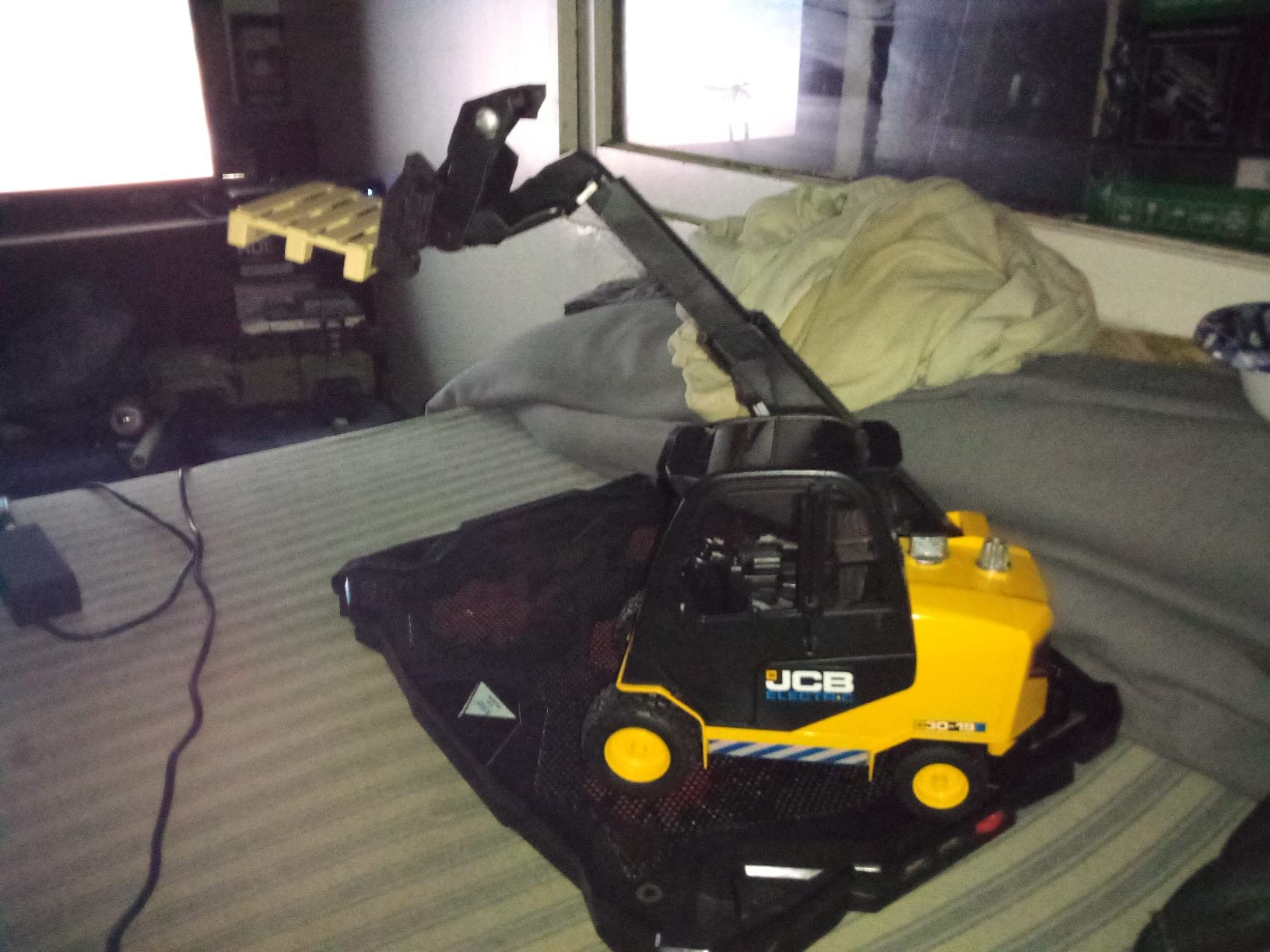 Bruder - JCB Teletruk with Pallet (02512) - for Ages (4) and Up - Compatible with bworld Figures customer photo 1