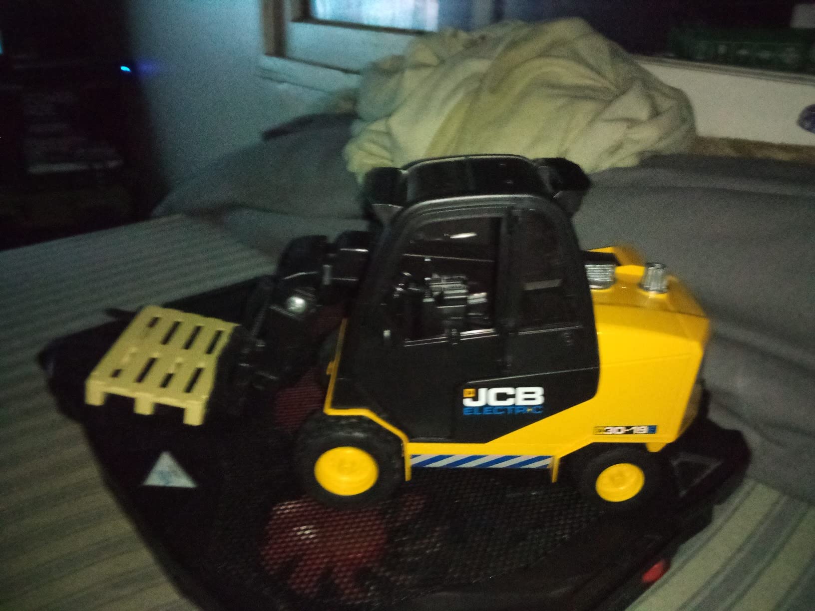 Bruder - JCB Teletruk with Pallet (02512) - for Ages (4) and Up - Compatible with bworld Figures customer photo 2