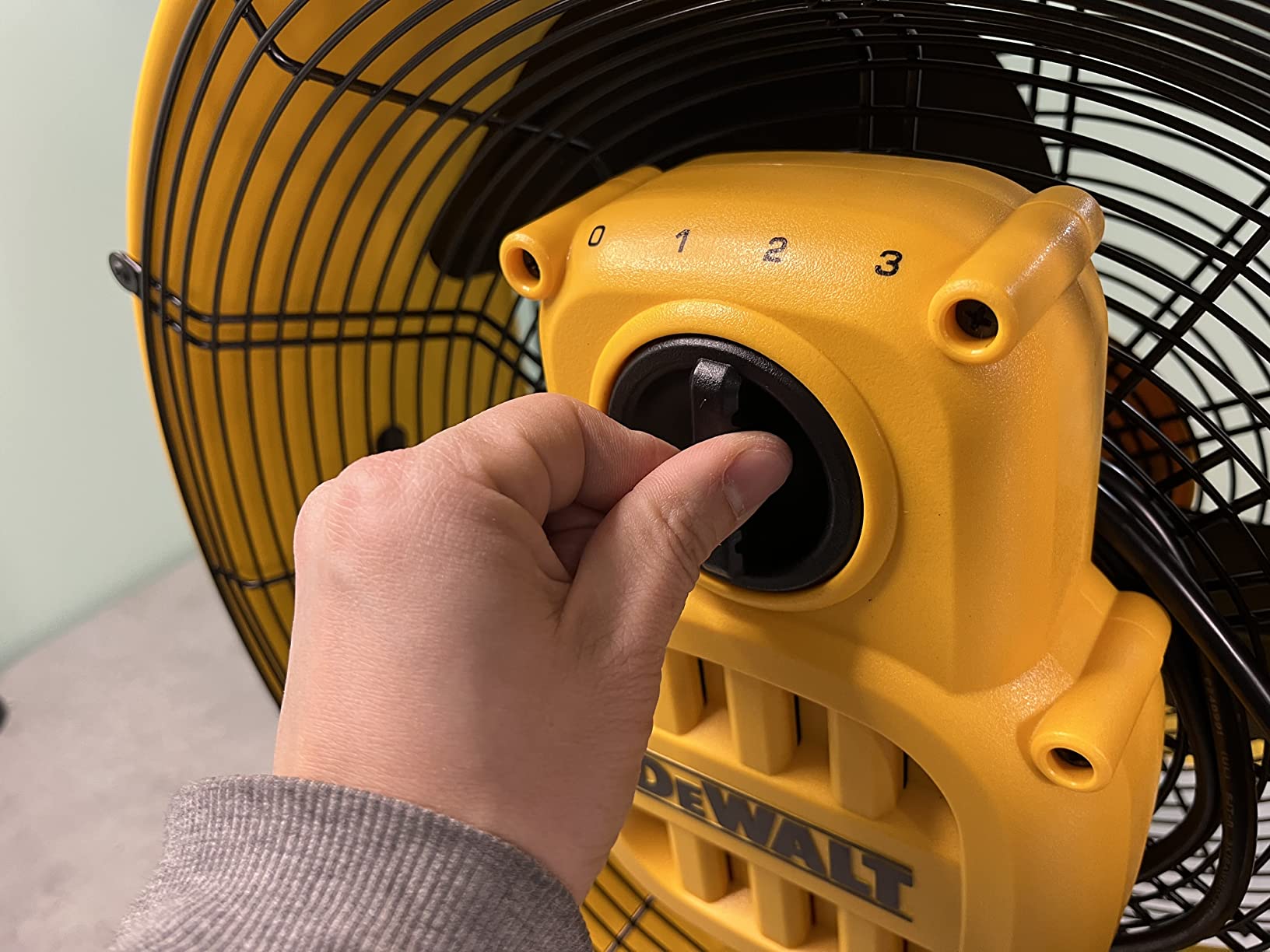 DEWALT 18 Inch Floor Fan, 180° Adjustable Tilting Drum Fan DXF1840 | High Velocity Fan with 3-Speed for Cooling Air Circulator Portable Metal Industrial fan for Shop/Garage/Gym/Patio Yellow customer photo 1