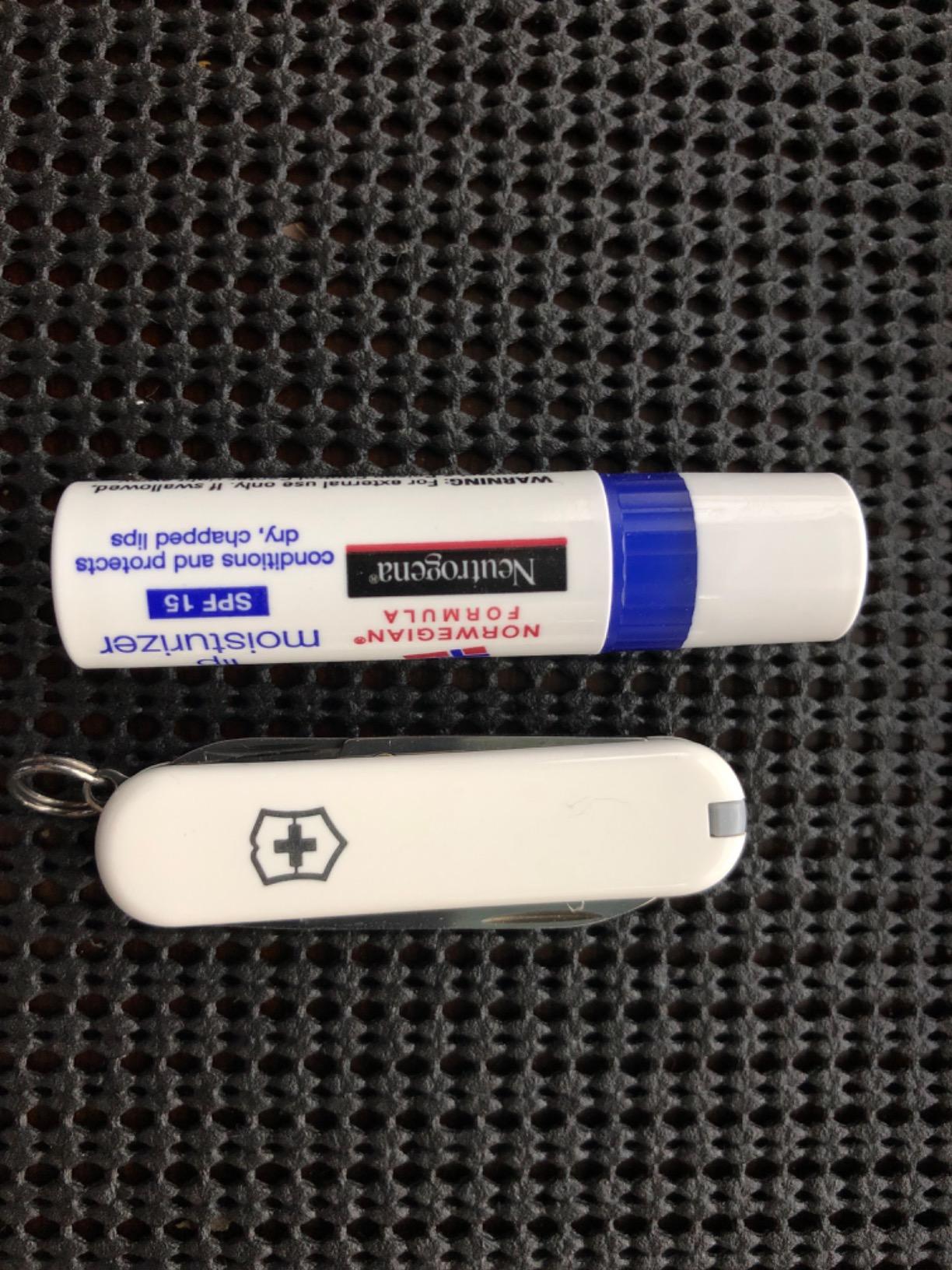 Victorinox Classic SD Swiss Army Knife, Compact, 7 Functions, Swiss Made Pocket Knife with Small Blade, Screwdriver and Key Ring - Style Icon (Red) customer photo 1
