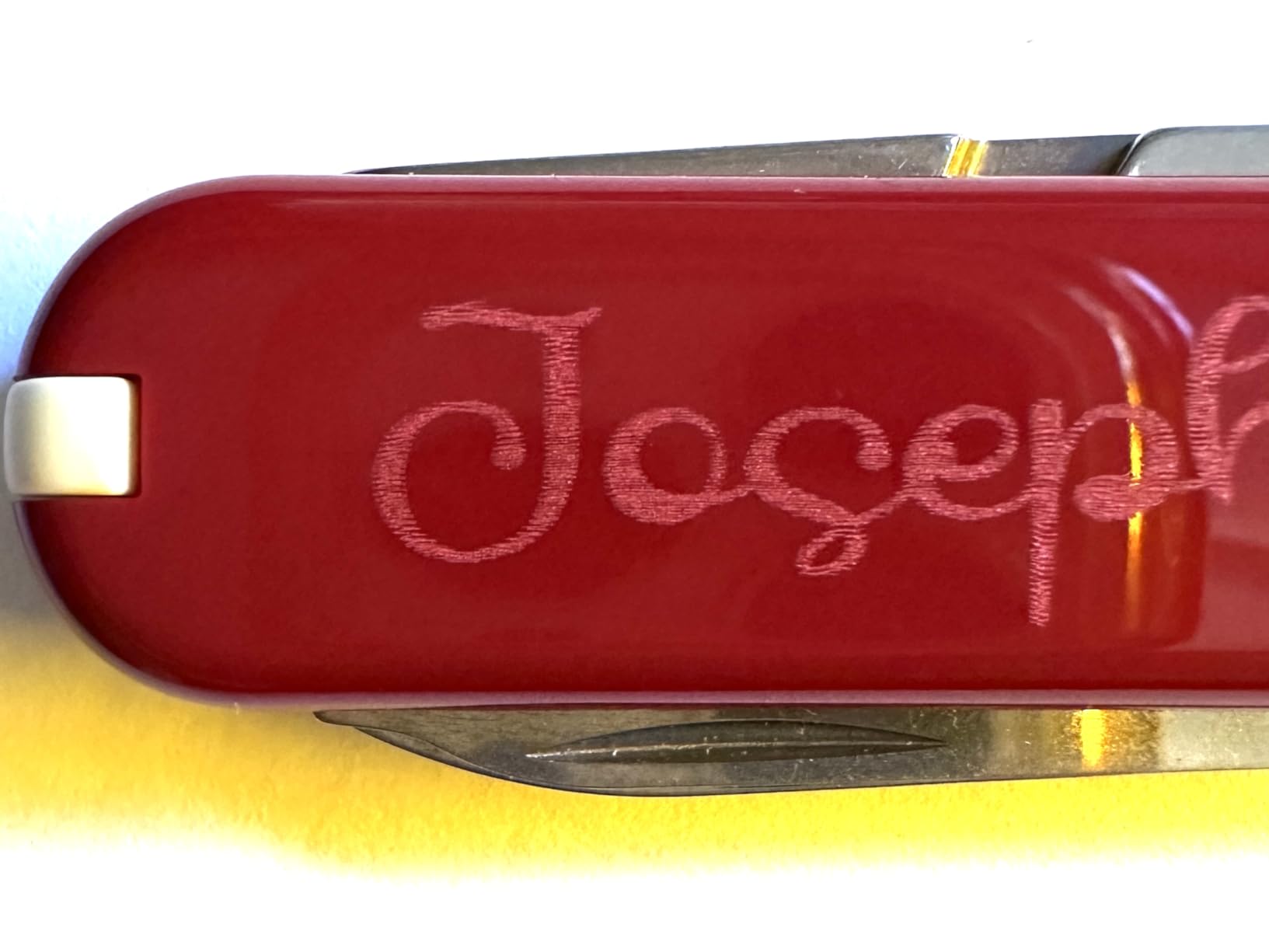 Victorinox Classic SD Swiss Army Knife, Compact, 7 Functions, Swiss Made Pocket Knife with Small Blade, Screwdriver and Key Ring - Style Icon (Red) customer photo 2