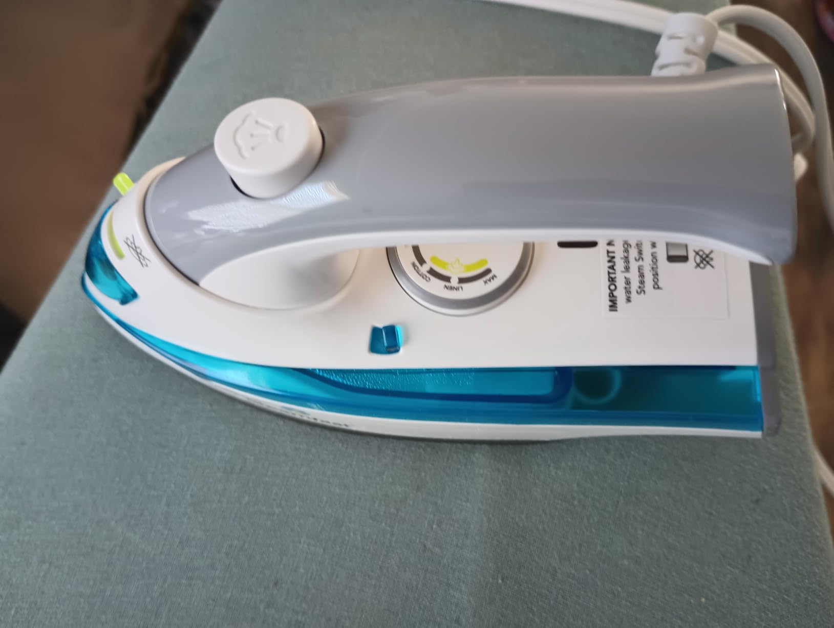 Steamfast SF-710 Mini Steam Iron, Non-Stick Sole Plate, Foldable Handle, 45 Second Heat Up Time, Cord Storage, Portable, 6-Foot Power Cord, Chemical-Free Steam Power, White customer photo 1