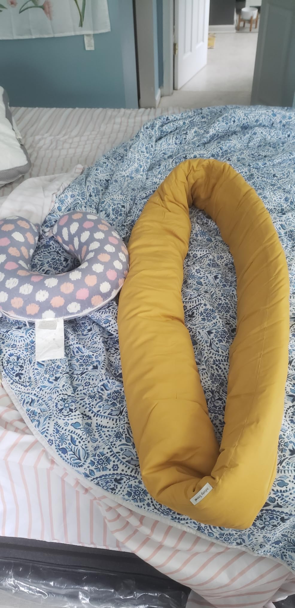 Huzi Infinity Pillow - Travel Neck Pillow - Versatile Soft 360 Support Scarf - Machine Washable - Home Travel Flight Road Trips Airplane Sleeping (Pine Green) customer photo 1