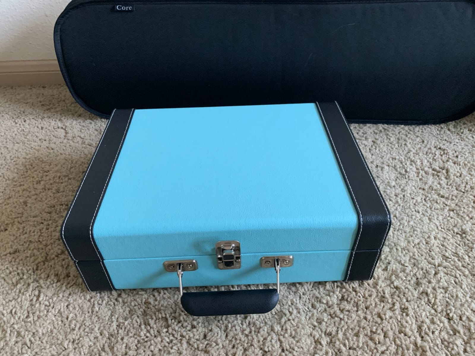 Vinyl Record Player with Bluetooth and Built-in Speakers, 3-Speed Portable Turntable for Vinyl Records, Retro Suitcase Design, USB Recording, Includes Extra Stylus, Ideal for Beginners(Black)-Vinilos customer photo 1