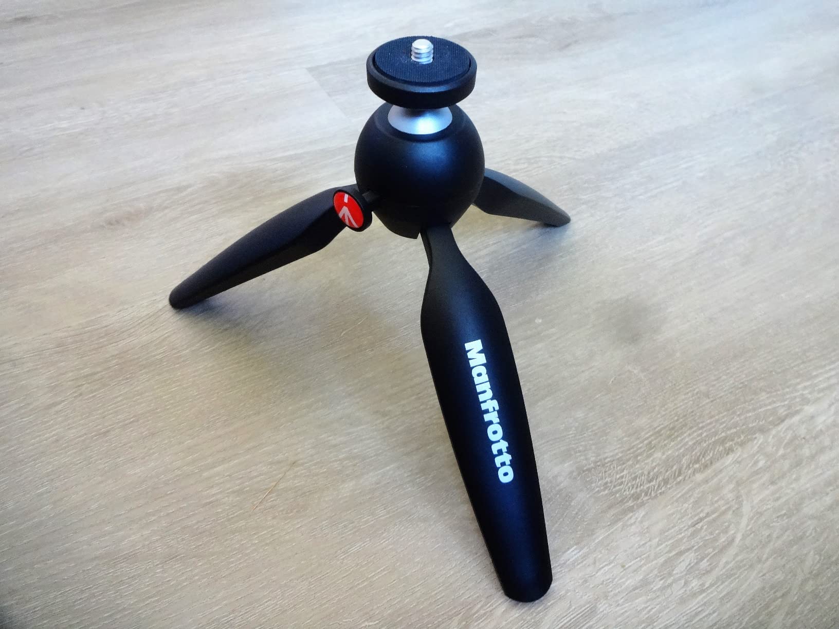 Manfrotto MTPIXIMII-B, PIXI Mini Tripod with Handgrip for Compact System Cameras, for DSLR, Mirrorless, Video, Made in Italy, Technopolymer and Aluminum, Black customer photo 1