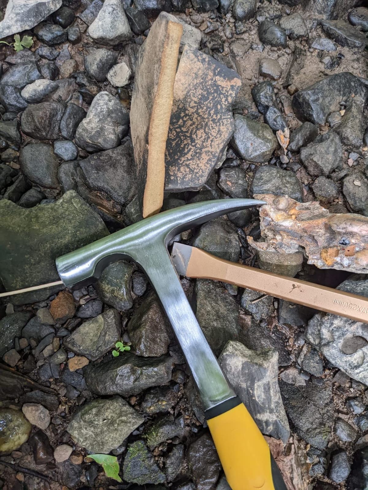 17PCS Geology Rock Pick Kit Rockhounding Equipment 32oz Hammer | 3 PCS Steel Chisels Carrying Pack Magnifier Safety Glasses Gloves Shovel for Rock Hounding Gold Mining Prospecting Equipment customer photo 1