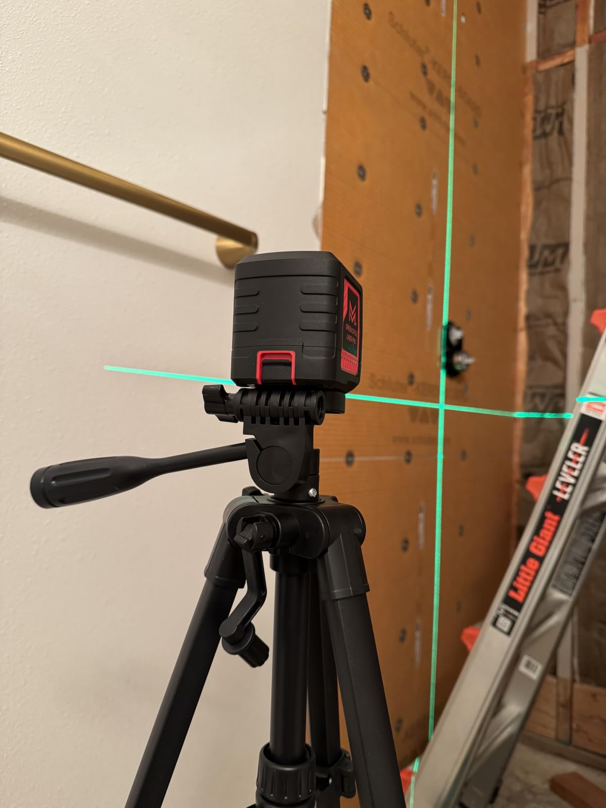 Self-Leveling Laser Level, 100Ft Green Cross Line Rotary Laser Tool - 4 Brightness Modes, Manual & Pulse Mode for Indoor/Outdoor Use, IP54 Waterproof with Carrying Bag customer photo 1