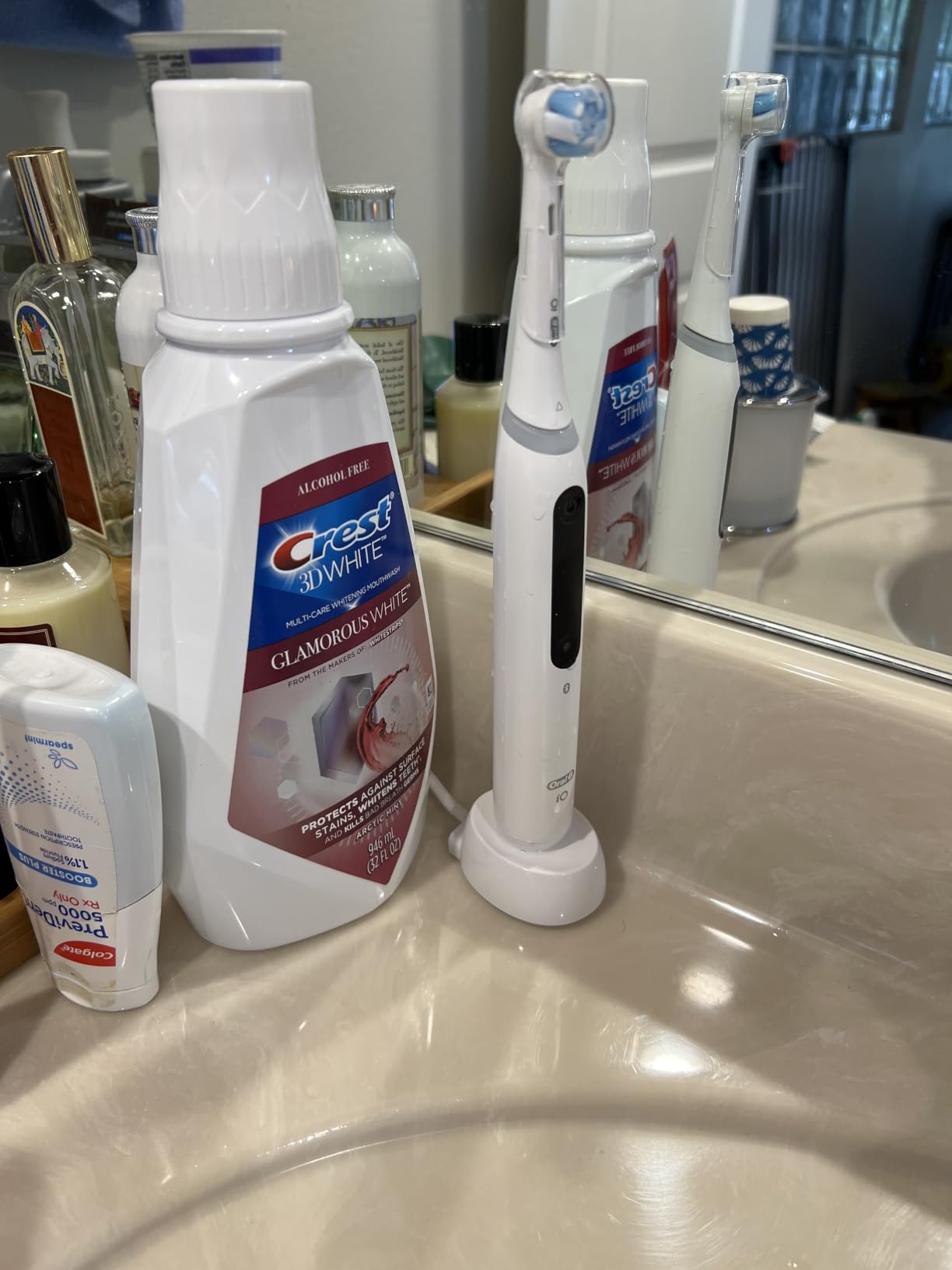 Oral-B Rechargeable Electric Toothbrush, iO5 Customizable Clean, 5 Cleaning Modes, Visual Pressure Sensor to Protect Gums, Travel Case, White customer photo 2