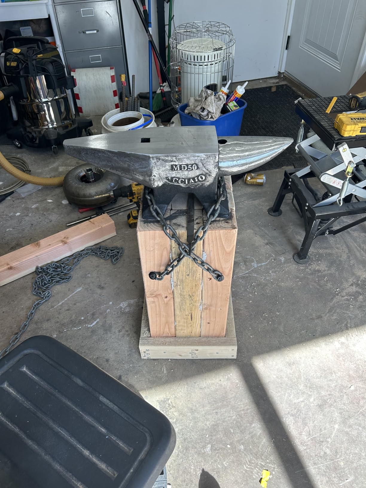 VEVOR Cast Steel Anvil, 22 Lbs(10kg) Double-Horn Anvil with Large Countertop and Stable Base, High Hardness Rugged Round Horn Anvil Blacksmith, for Bending, Shaping customer photo 2