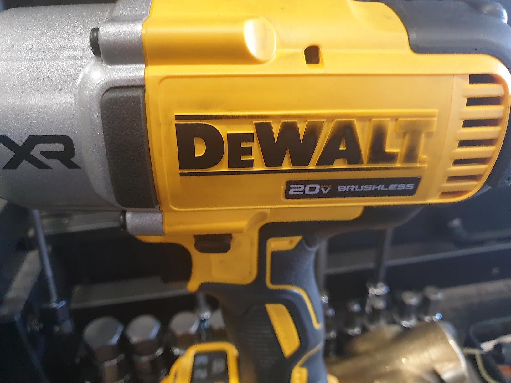 DEWALT 20V MAX Cordless Impact Wrench, 1/2 Impact Gun, 4-Speed High Torque with Hog Ring Anvil and LED Light, Brushless Motor, Precision Wrench, Tool Only (DCF900B) customer photo 1