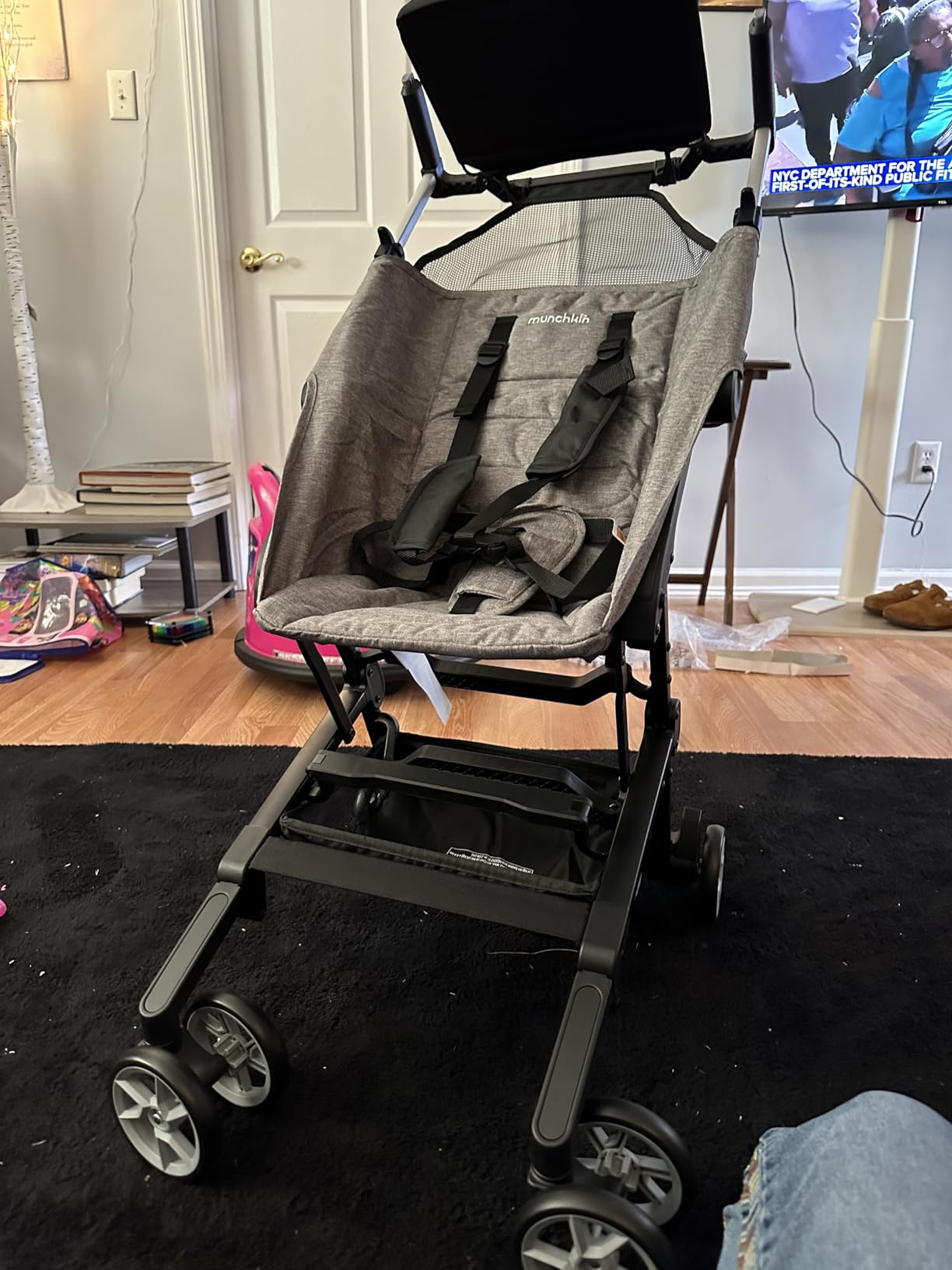 Munchkin Sparrow Travel Baby Stroller for Babies and Toddlers, Ultra Compact and Lightweight, Great for Airplane and Everyday Car Trips, Black customer photo 2