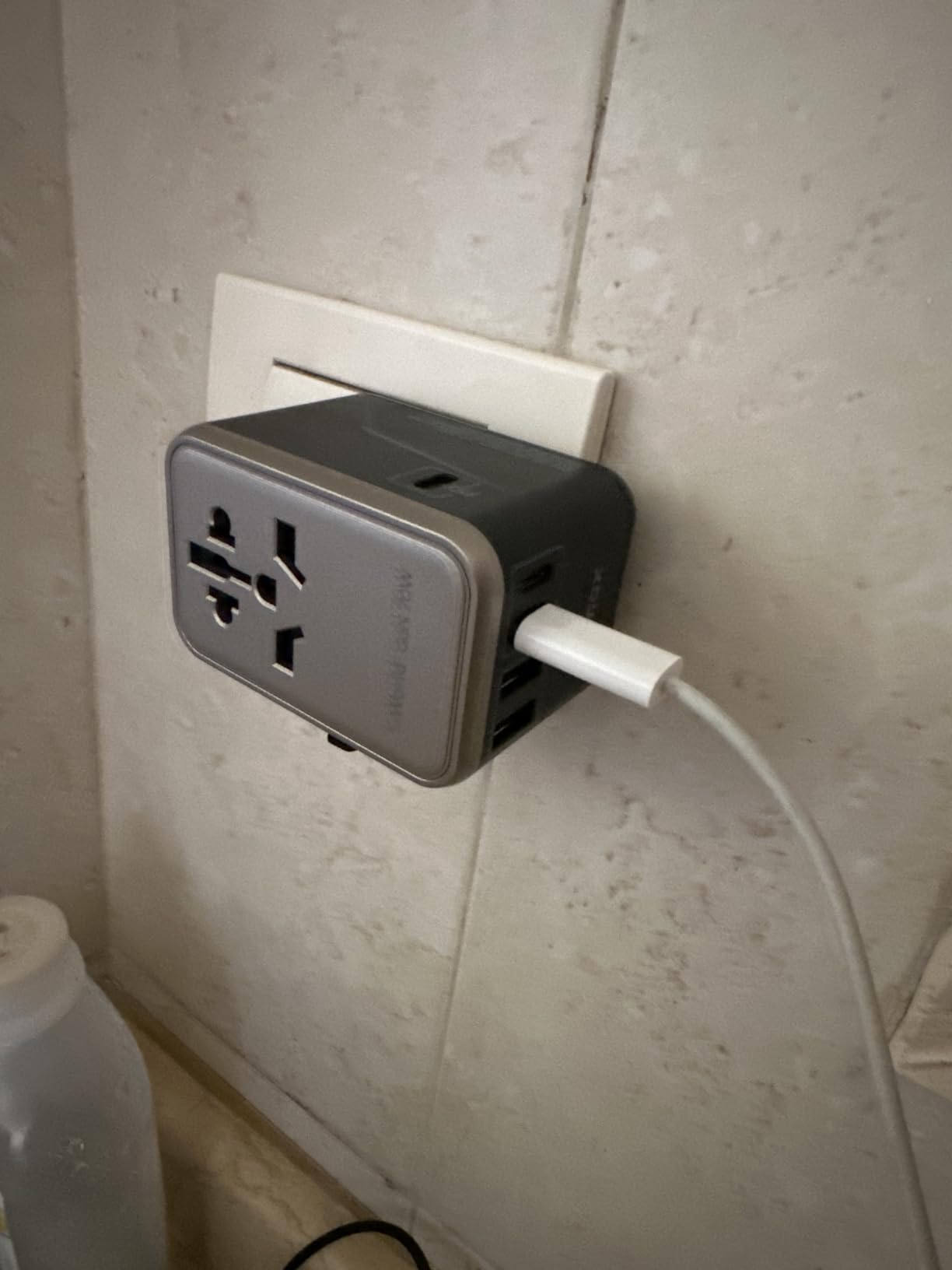 MOMAX 70W GaN Universal Travel Adapter, All-in-One Travel Charging - 3 USB-C PD Ports & 2 USB-A Ports, UK/EU/US/AU/JP Compatible customer photo 2