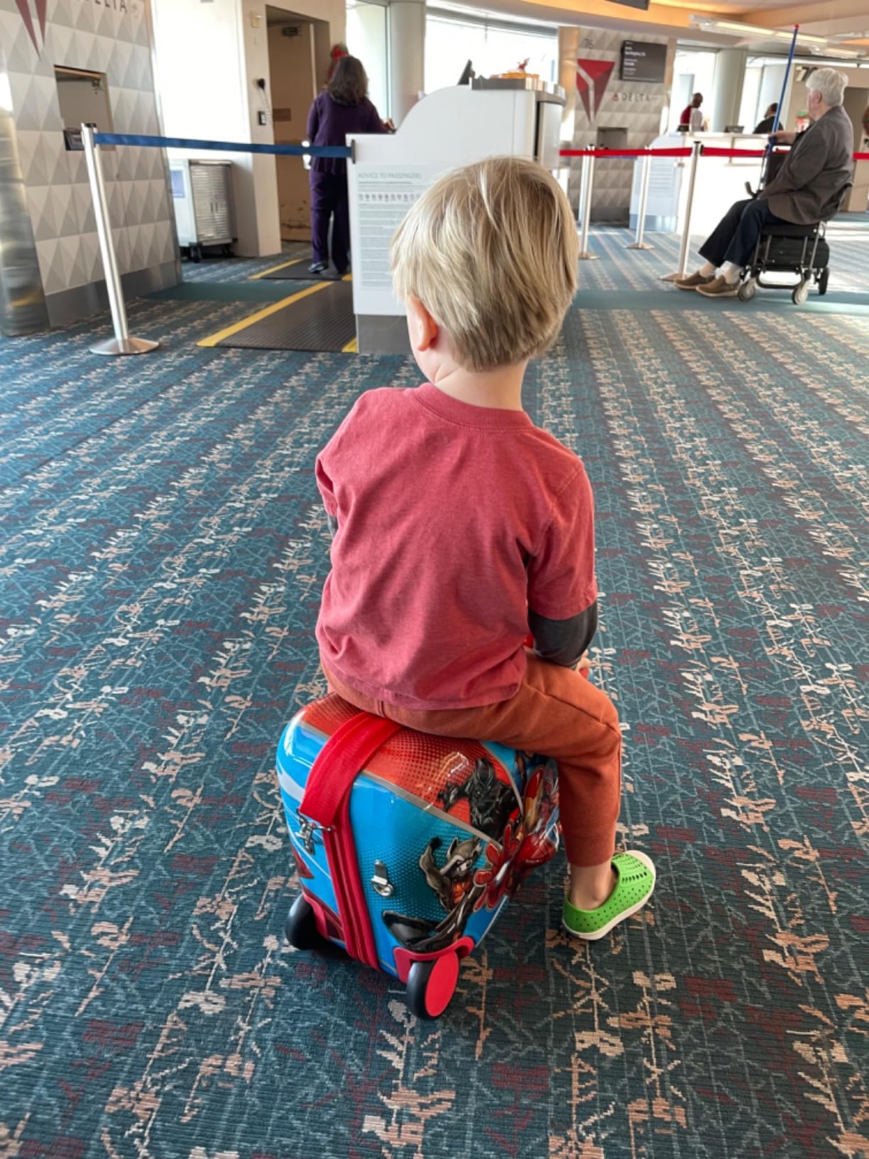Disney Frozen Ride on Suitcase for Kids, 18'' Suitcase with Seat for Kids, Childre Riding Luggage, Cute Lightweight Travel LuggageTrolley customer photo 1