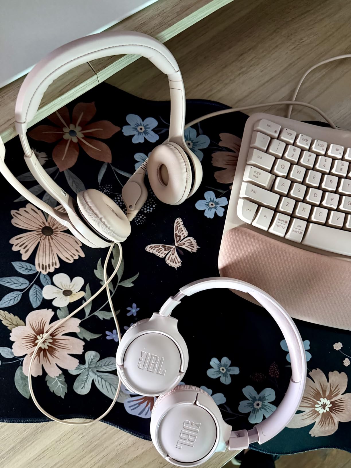 Logitech Wave Keys Wireless Ergonomic Keyboard - Rose | Cushioned palm rest, comfortable natural typing, Easy-Switch, Logi Bolt Receiver, Multi-OS, Windows/Mac customer photo 2