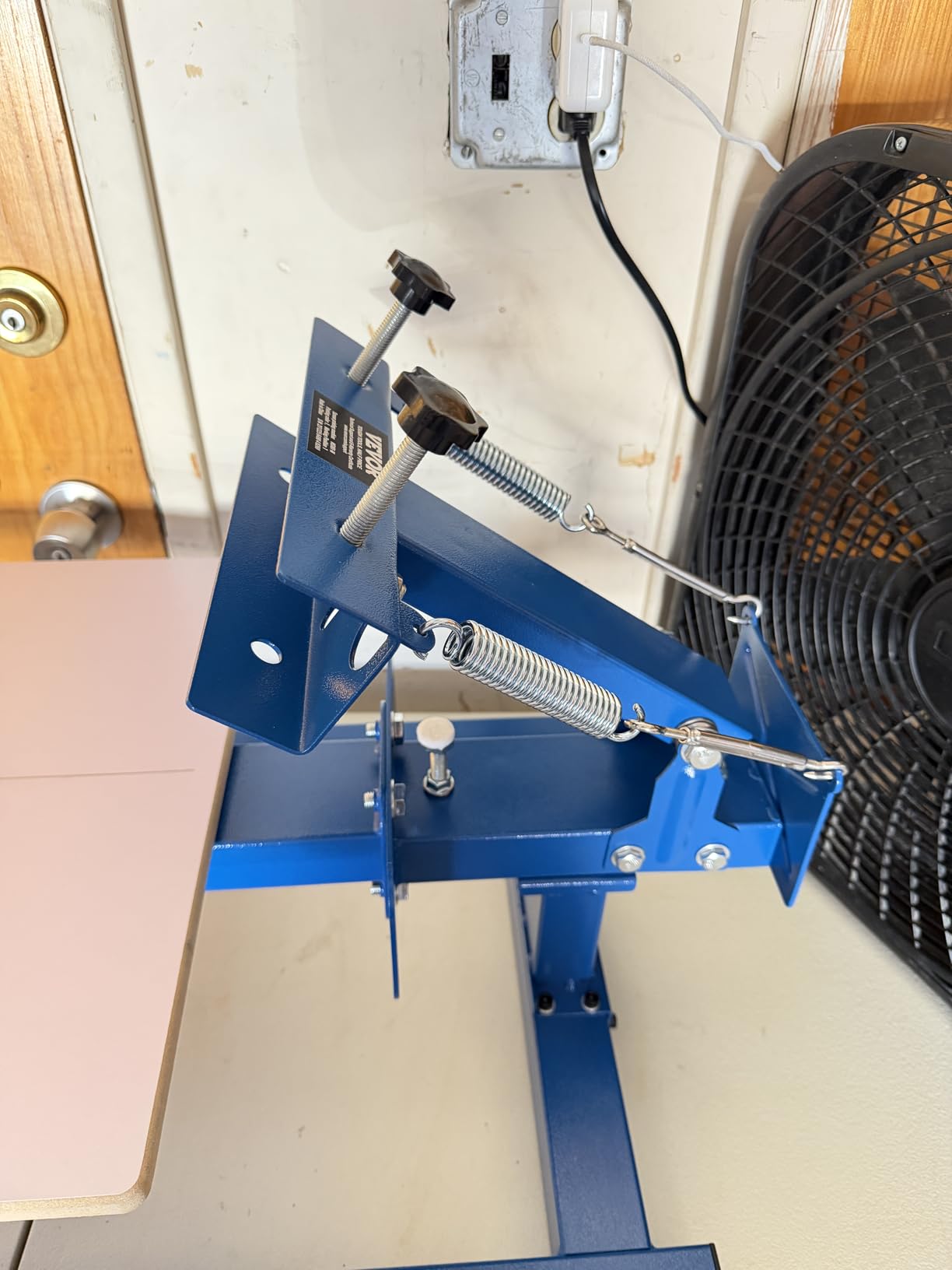 VEVOR Screen Printing Machine, 1 Color 1 Station Silk Screen Printing Press, 21.2x17.7in / 54x45cm Screen Printing Press, Double-Layer Positioning Pallet, Adjustable Tension for T-Shirt DIY Printing customer photo 2