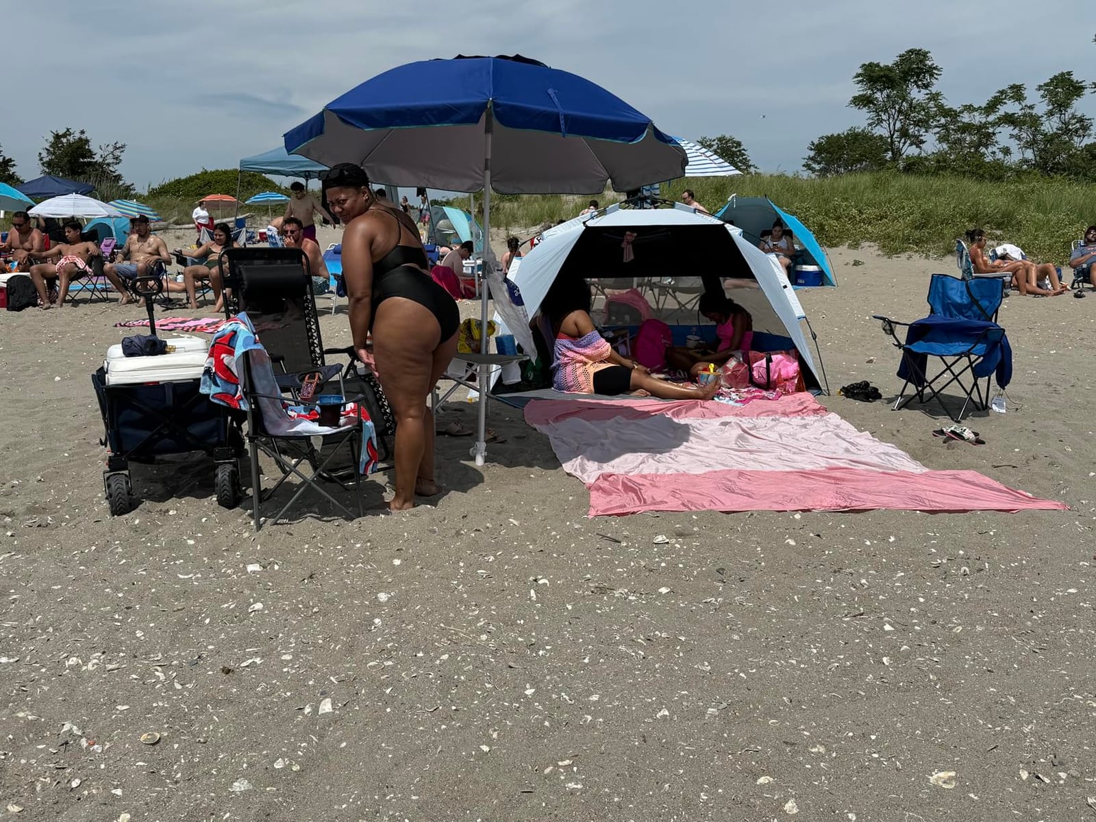 OutdoorMaster Beach Tent Blackout Coating, Pop Up Sun Shelter for 4 Person | 95% Sun Protection, 9.5mm Thicker Pole, Instant Setup Beach Tents, 3 Mesh Windows, Windproof, Privacy Zippered Door, Green customer photo 2