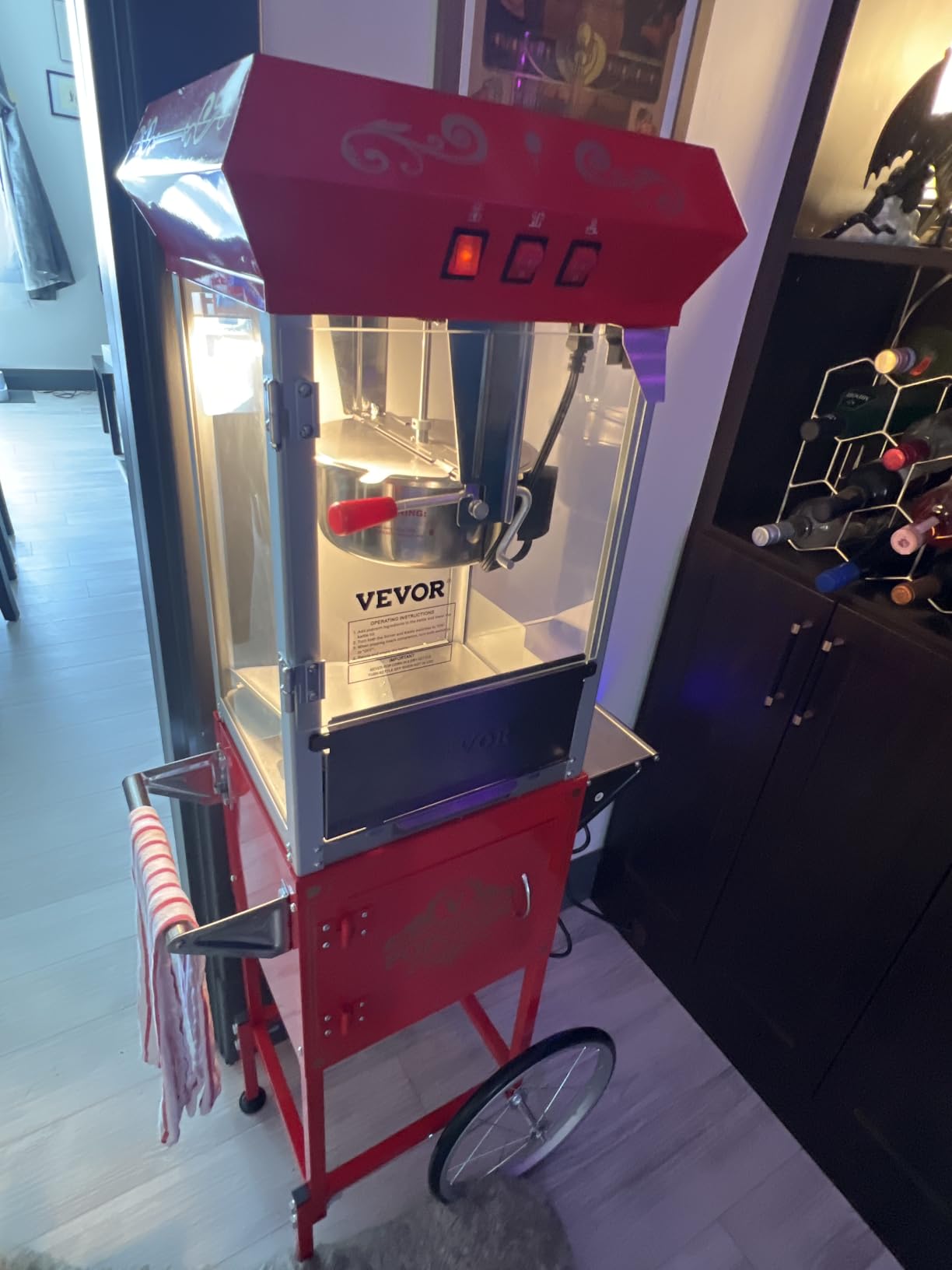 VEVOR Commercial Popcorn Machine, 8 Oz Kettle, 850 W Popcorn Maker on Wheels for 48 Cups per Batch, Theater Style Popper with 3-Switch Control Steel Frame Tempered Glass Doors Cart customer photo 1