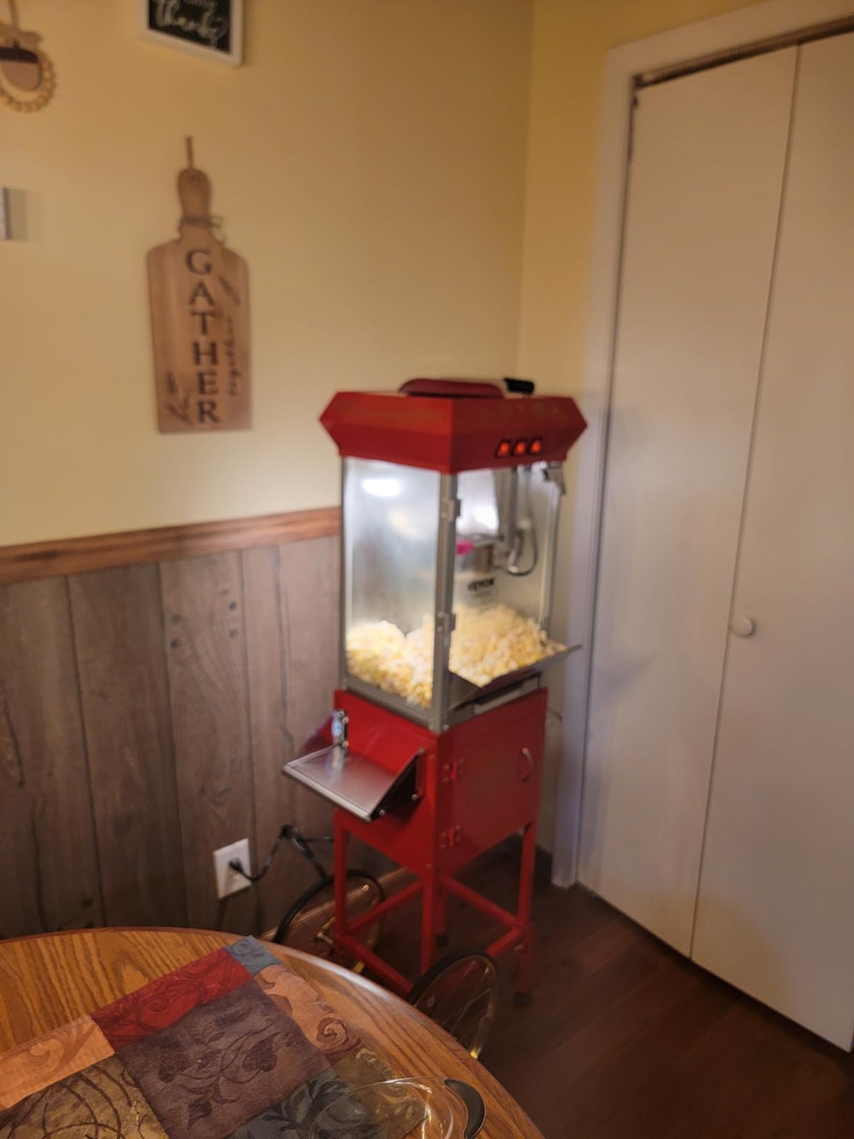 VEVOR Commercial Popcorn Machine, 8 Oz Kettle, 850 W Popcorn Maker on Wheels for 48 Cups per Batch, Theater Style Popper with 3-Switch Control Steel Frame Tempered Glass Doors Cart customer photo 2