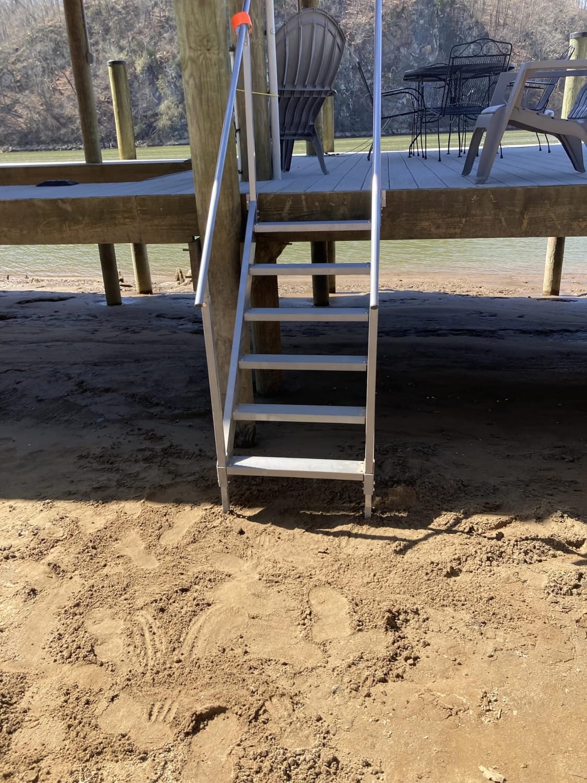 VEVOR Dock Ladder 6 Steps, 500lbs Load Pool Steps, Adjustable Height Aluminum Dock Stairs, Pontoon Boat Ladder with Handrails & Widen Nonslip Pedals for Lake/Pool/Marine Boarding/RV/House customer photo 2