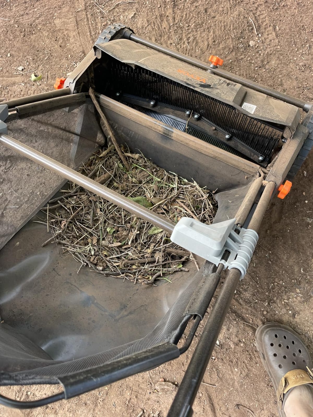 VEVOR Push Lawn Sweeper, 21inch Leaf & Grass Collector, Heavy Duty Thickened Steel Durable to Use with Large Capacity 3.5 cu. ft. Mesh Collection Hopper Bag, 2 Spinning Brushes | Adjustable Brush Height & 2 Spinning Brushes, Manual Yard Sweeper for Leaves, Grass Clippings and Lawn Debris customer photo 2
