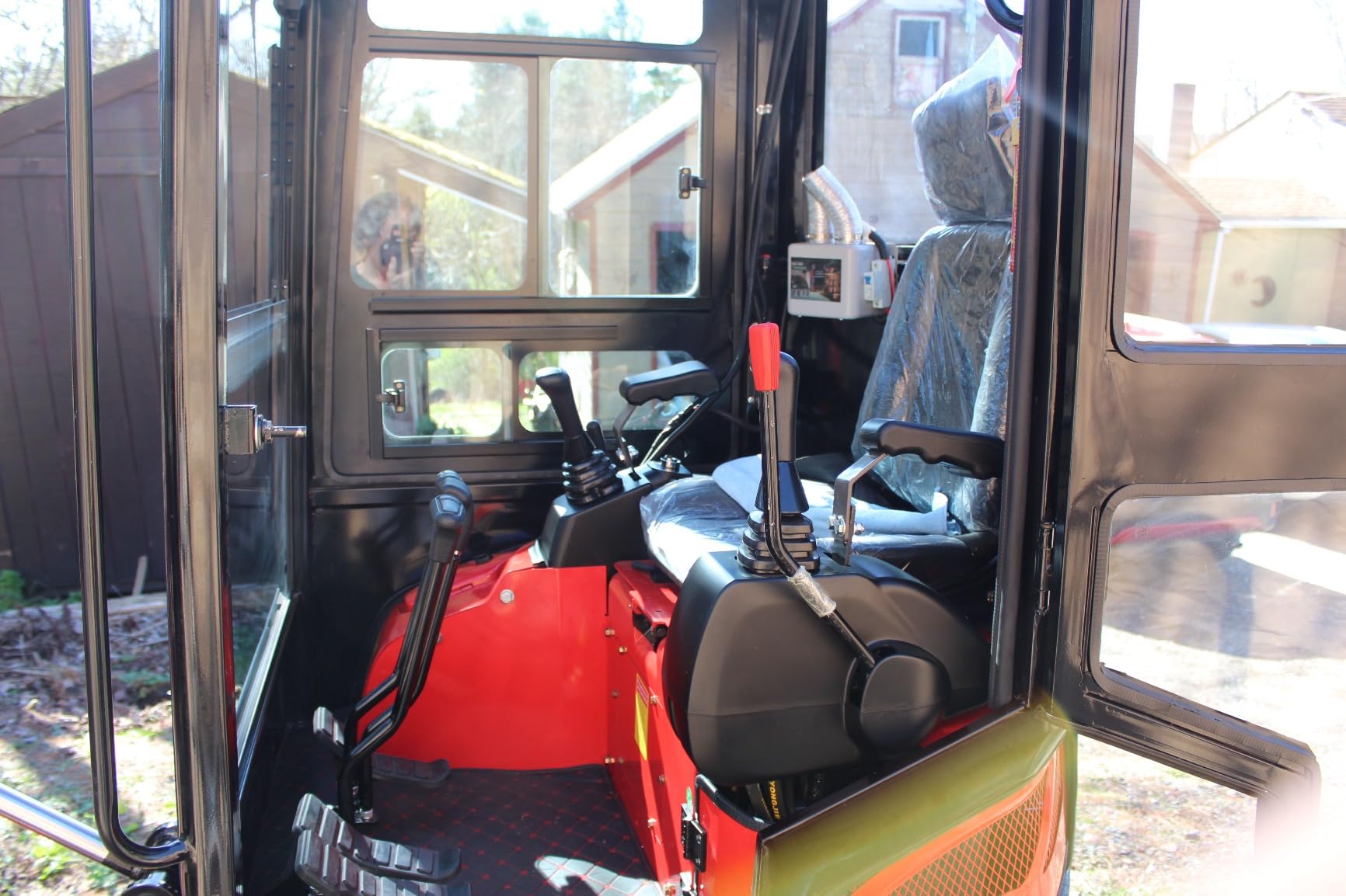 2 Ton TERROR XVIII Heater Aircon Cabin Mini Excavator, EPA certified USA KUBOTA D902 Diesel Machine for Garden, Farms, Parks, Roads - Ideal for Digging, Drilling, Bull-Dozing customer photo 1