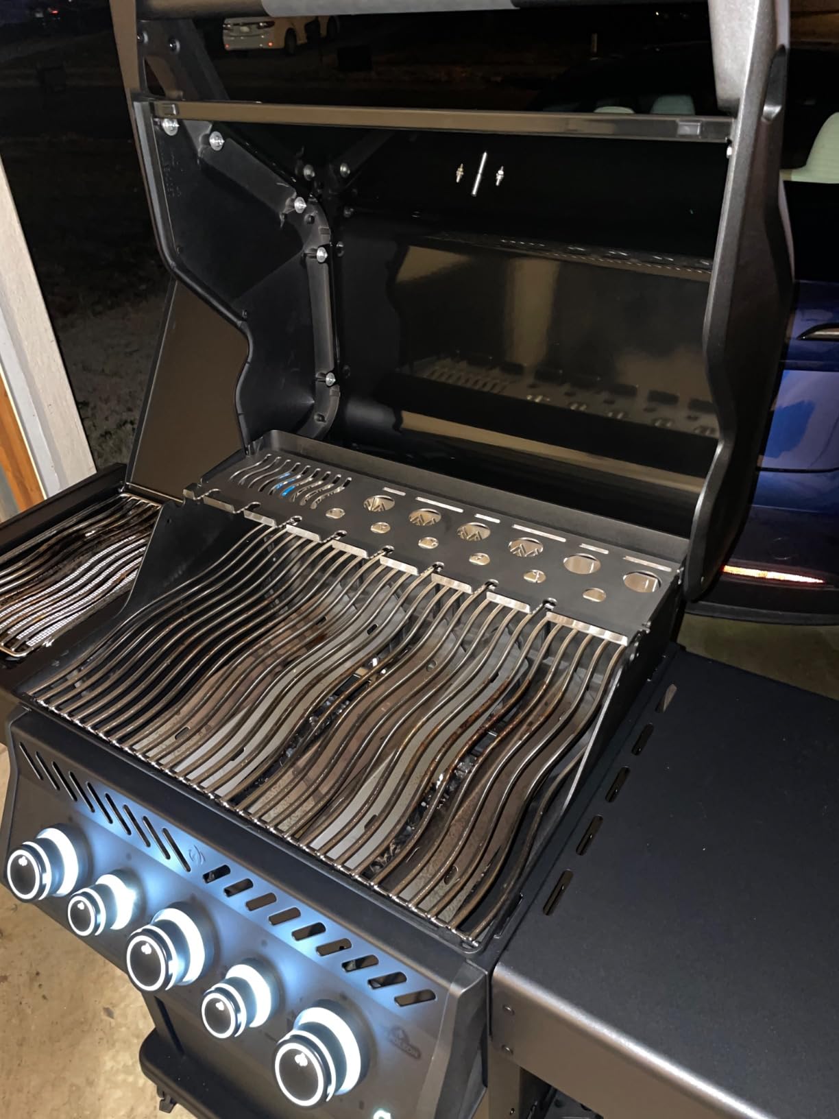 Napoleon Phantom Rogue SE 425 Propane Grill w/Infrared Rear Burner & Infrared Side Burner - RSE425RSIBPK-1-PHM customer photo 1