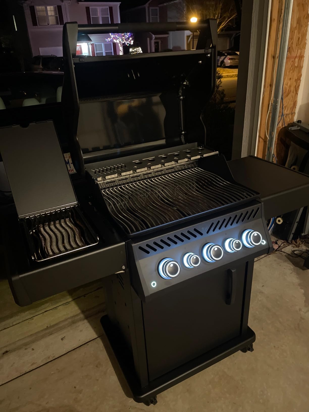 Napoleon Phantom Rogue SE 425 Propane Grill w/Infrared Rear Burner & Infrared Side Burner - RSE425RSIBPK-1-PHM customer photo 2