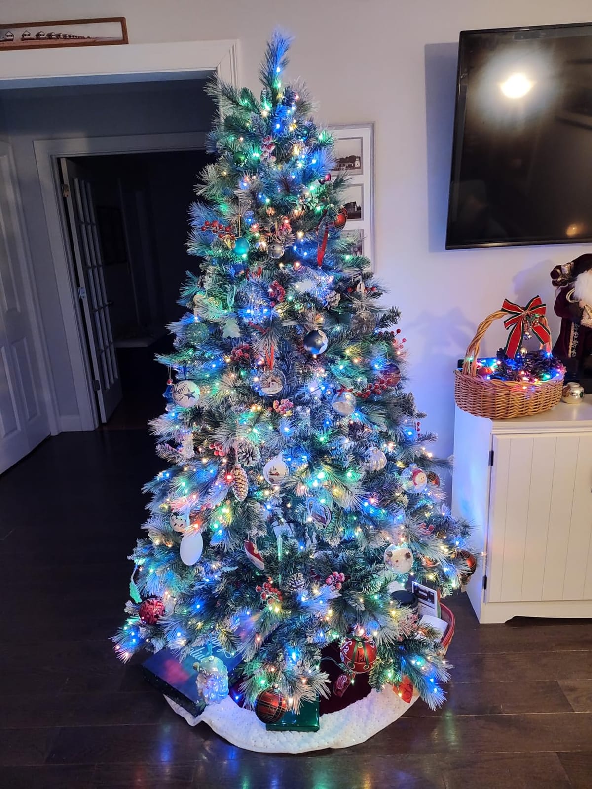 Best Choice Products 7.5ft Pre-Lit Scotch Pine Christmas Tree, Premium Frosted Pre-Decorated Artificial Holiday Decor w/ 1,320 Branch Tips, 2-in-1 White and Multicolor LED Lights, Cordless Setup customer photo 2
