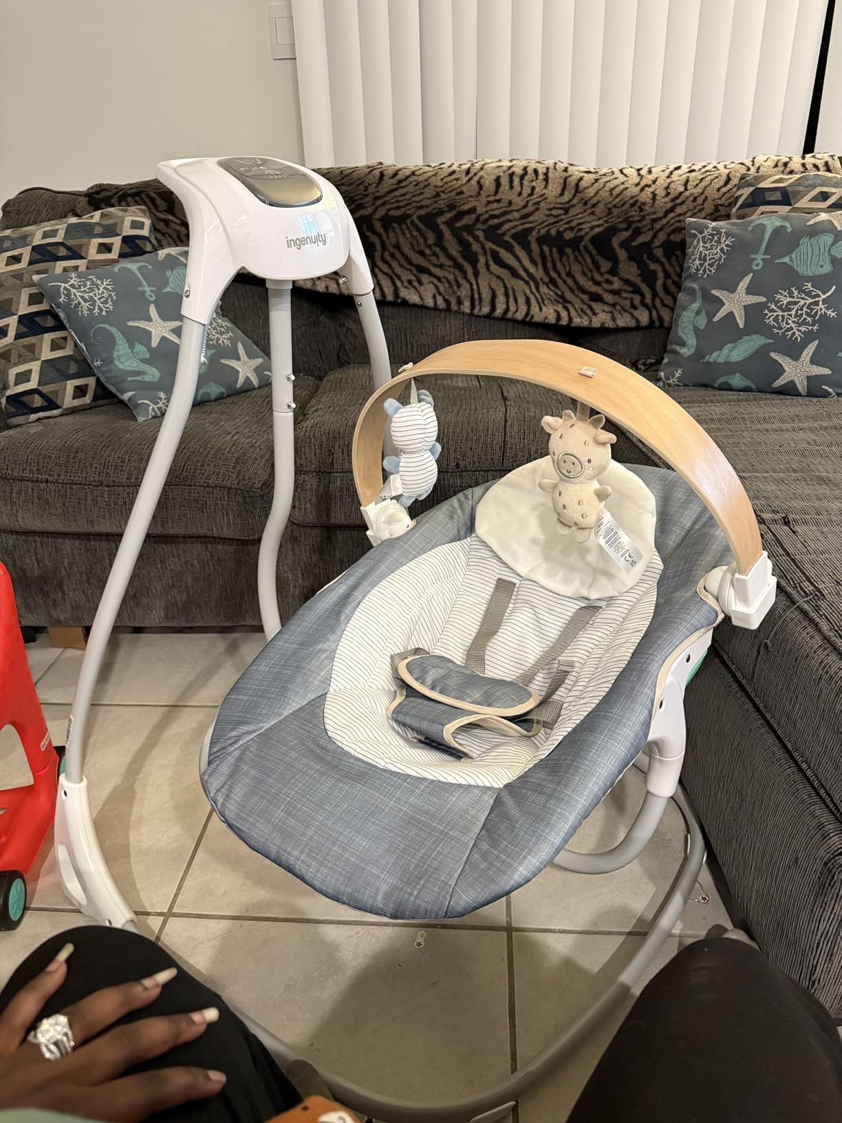 Ingenuity SimpleComfort Compact Baby Swing, Rotating Seat Swings in 3 Directions, 6 Speeds, 8 Melodies & 3 Nature Sounds, Ages 0-9 Months, Up to 20 Pounds - Chambray customer photo 1