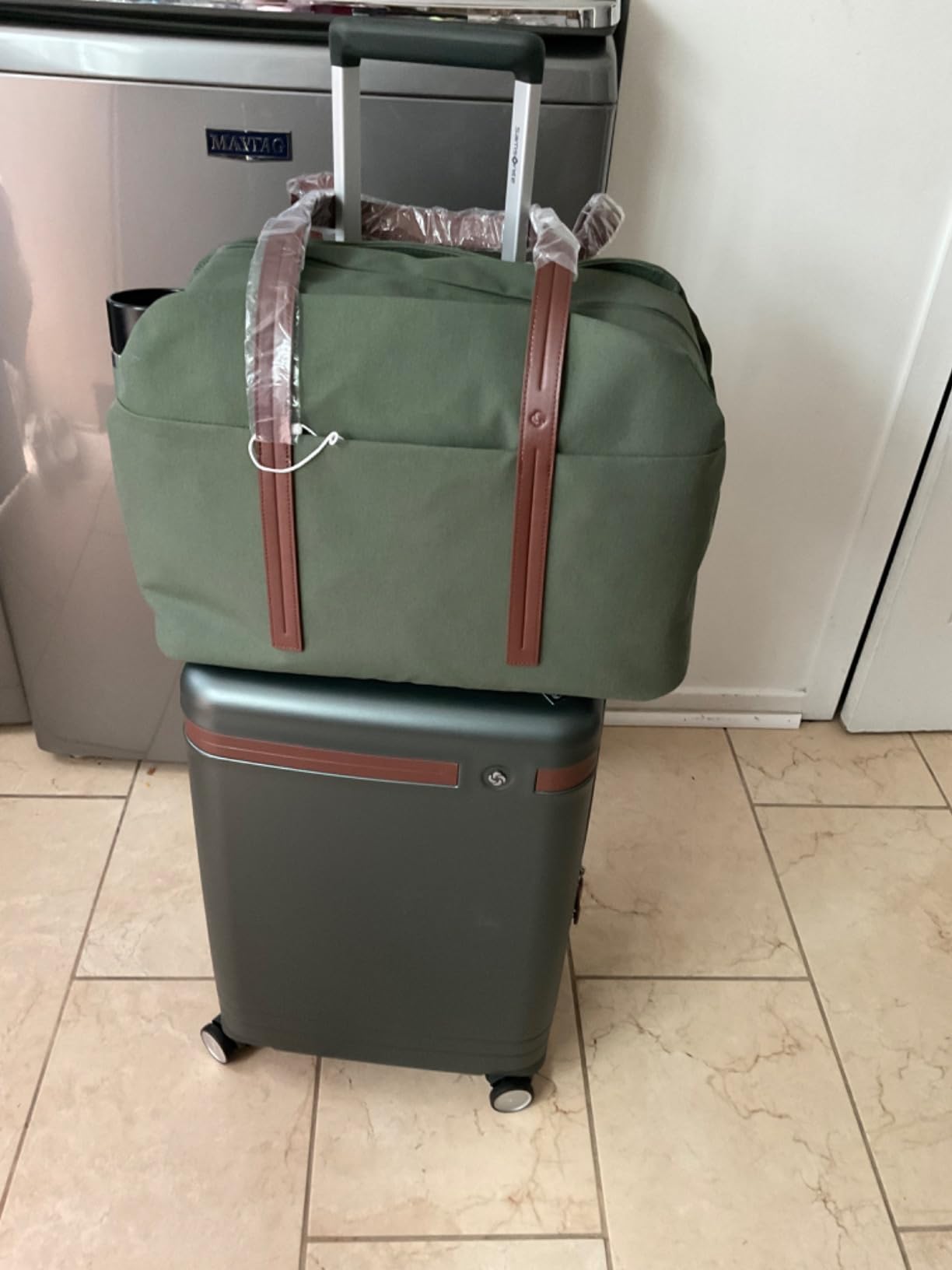 Virtuosa Hardside 21 Inch Carry On Luggage - Airline Approved with 360 Spinner Wheels, RightHeight Adjustable Handle - Zippered WetPak - TSA Lock - Expandable Light Polycarbonate Shell - Navy customer photo 1