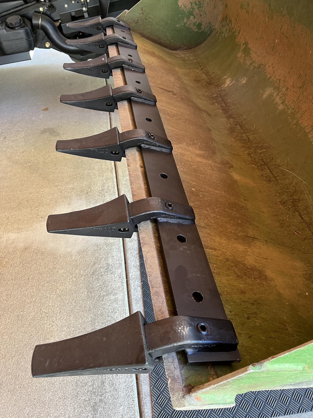 VEVOR Bucket Tooth Bar, 53'', Heavy Duty Tractor Bucket Teeth Bar for Sub-Compact Tractor Loader, 4560 lbs Load-Bearing Capacity, Fits Bucket Cutting Edges Sized 1/2