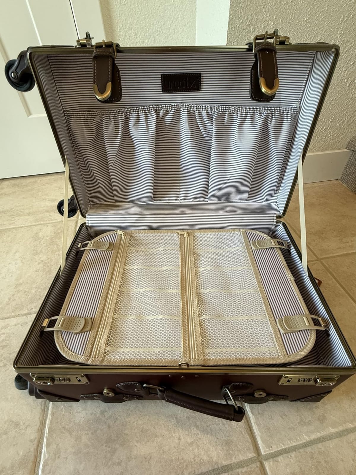 urecity Vintage Luggage Set 2 Piece, Vegan Leather Retro Trunk Suitcase with Spinner Wheels & Boarding Tote Bag, Zipperless TSA Lock Cute Travel Luggage for Women Men (Caramel Brown, 20
