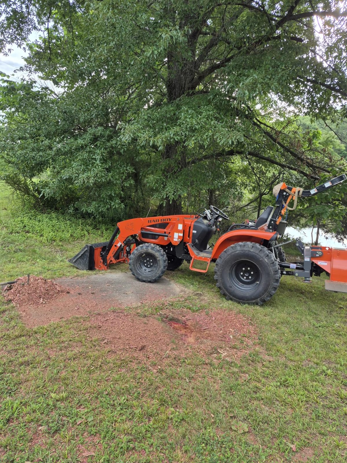 MechMaxx Heavy Duty 3-Point PTO Powered Stump Root Grinder For 15-45HP Tractors With 34 Carbide Teeth, 6'' Cutting Depth, 24'' Flywheel Diameter, Model SG24 Green customer photo 1