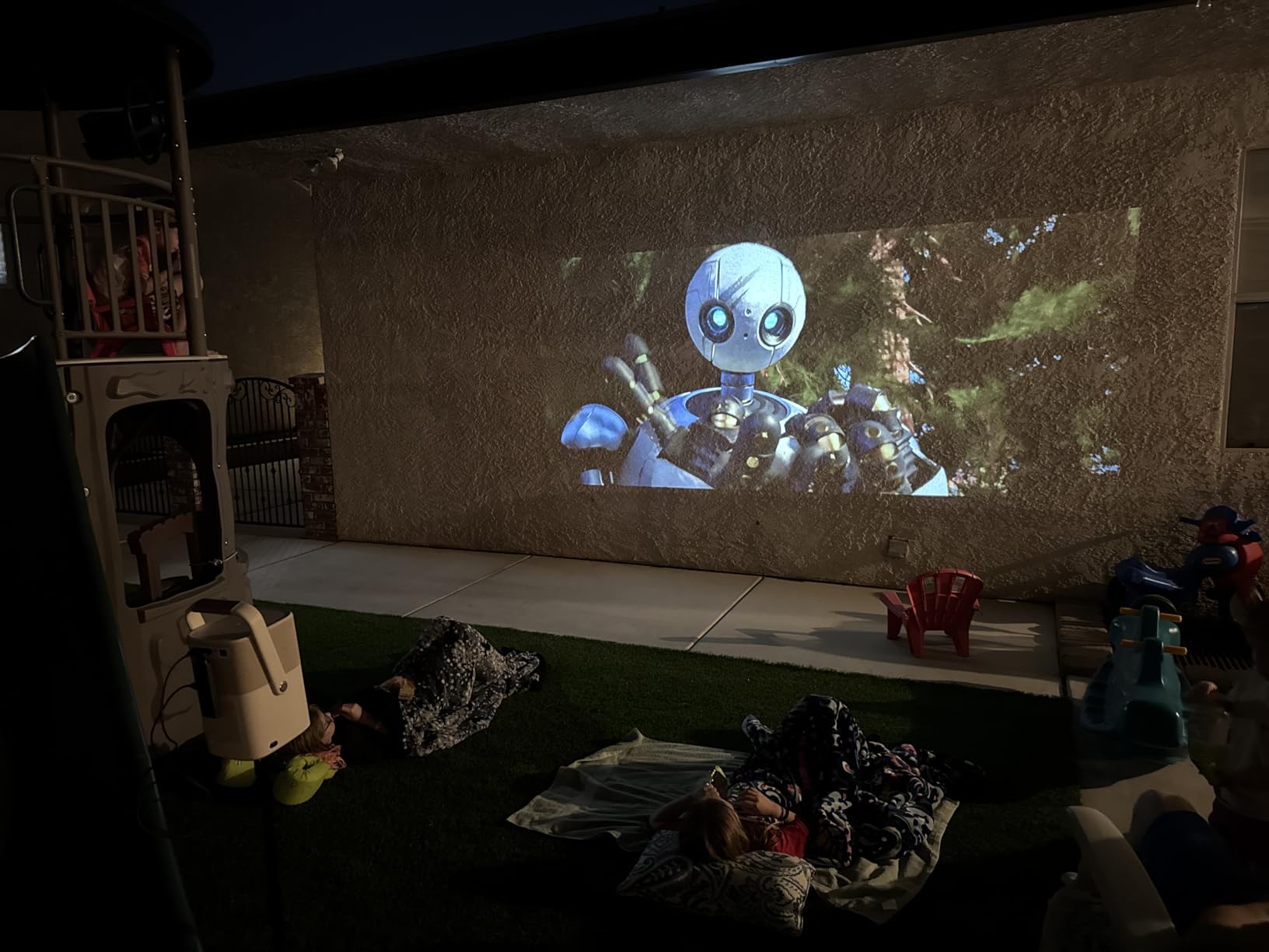[Sound by JBL & Built-in Battery] Yaber T2 Outdoor Projector with WiFi 6 and Bluetooth, Native 1080P Smart Movie Portable Projector for Inside and Outside, Compatible with TV Dongle (Not included) customer photo 2