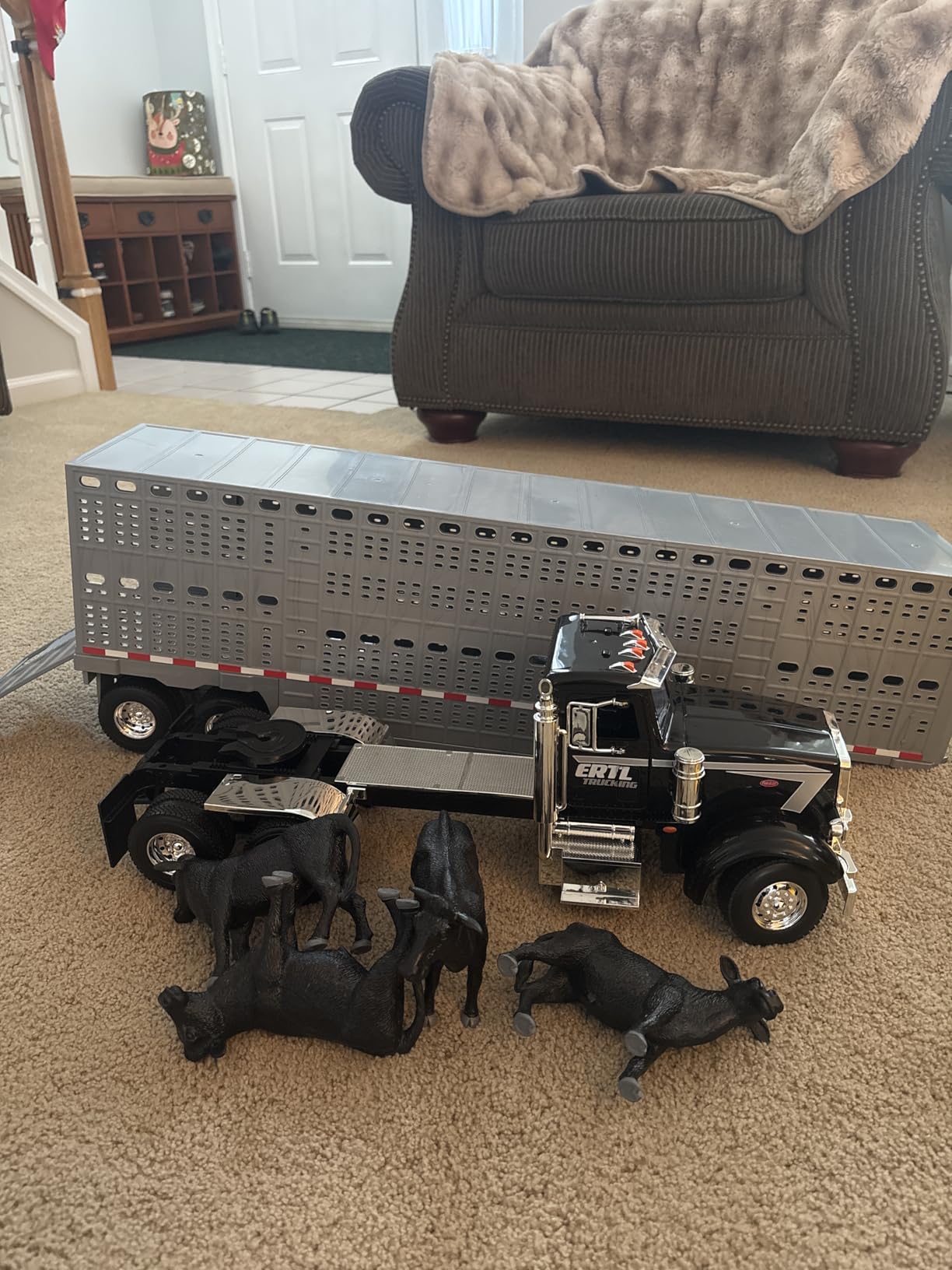 BIG FARM Tomy Peterbilt Semi Truck - 1:16 Scale - Includes Livestock Trailer and 4 Cows - Durable Plastic Truck Toy with Lights and Sounds, Opening Doors and Adjustable Mirrors - Ages 3 Years and Up customer photo 1